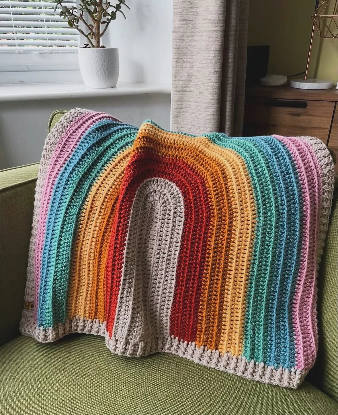😳 Can you believe it?! 😳

For my longtime follower&rsquo;s ________ It&rsquo;s been 4 years since this pattern was released! It&rsquo;s a long #throwback😍 today and it is by far my most popular pattern. There are a gajillion rainbow blankets out t