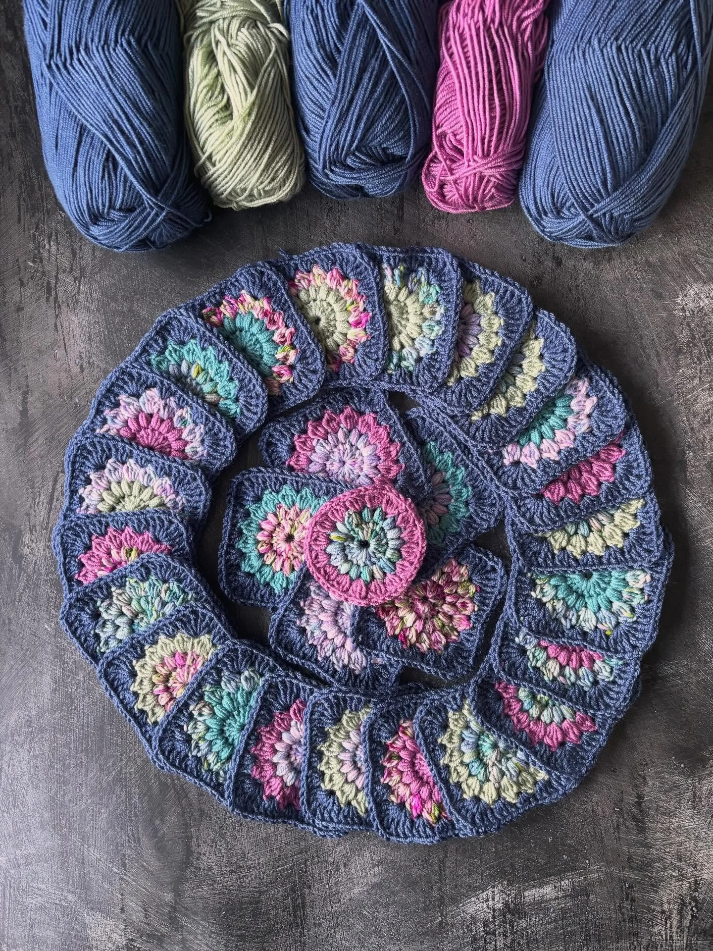 🌚Bordering the Sunbursts 🌝 although the do have more moody moon vibes to them!

The hand dyed yarn is from @yarndale off the lovely @theyarnartist 

I am using up @woolboxyarns yarn I have for the solid colours and the blue border.

I need to calcu