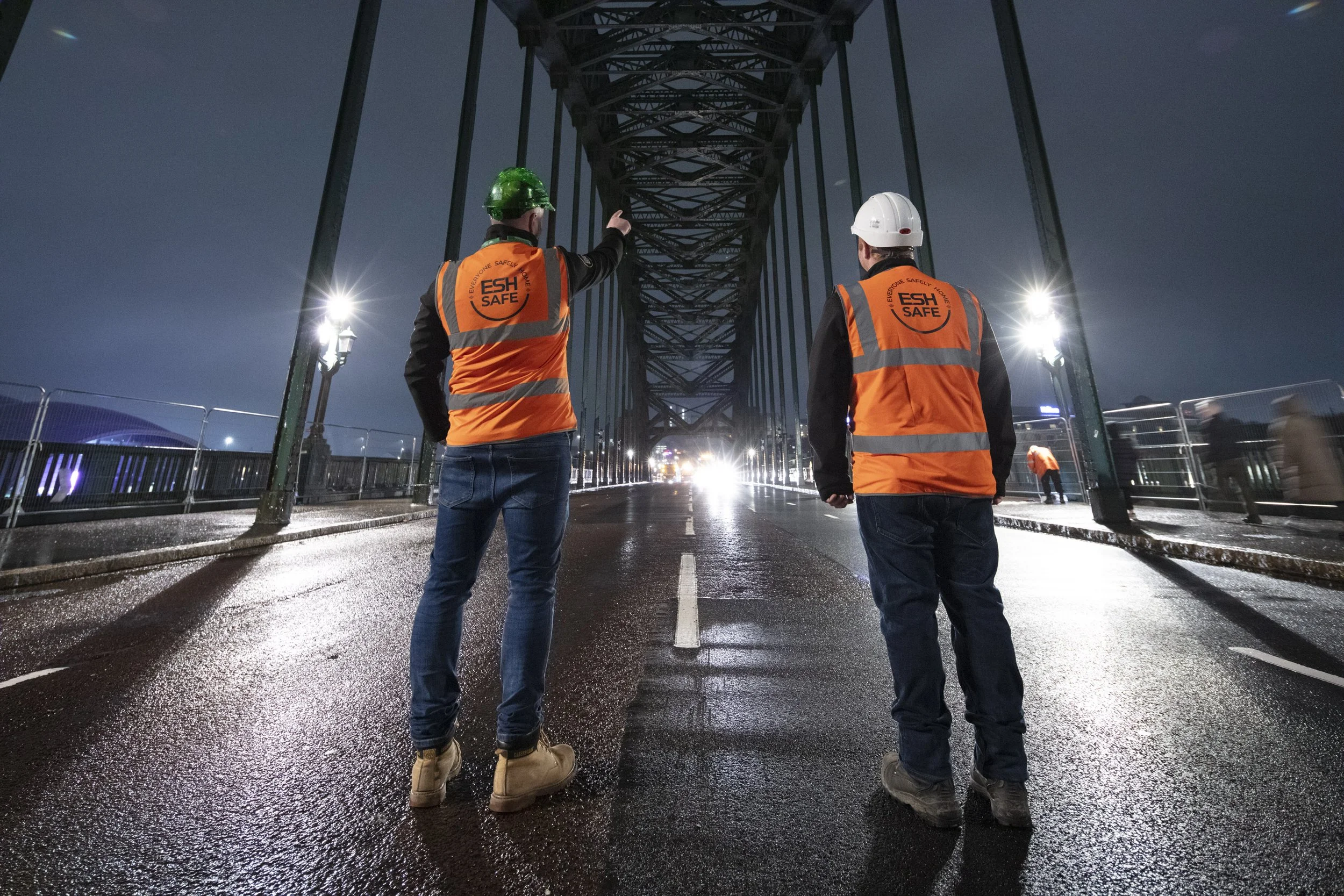 Did you know the team are regularly working 20 hours per day on the project? This image was taken during an overnight closure to install traffic management on the bridge in April 2024.