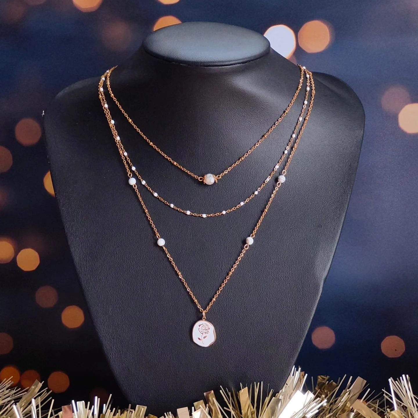 Connais-tu l'histoire du collier duchesse &quot;Rose d'Alba&quot; ? 
Je te la mets en commentaire 🥰✍🏻

#bijouxspirituels #pierresnaturelles #howlite