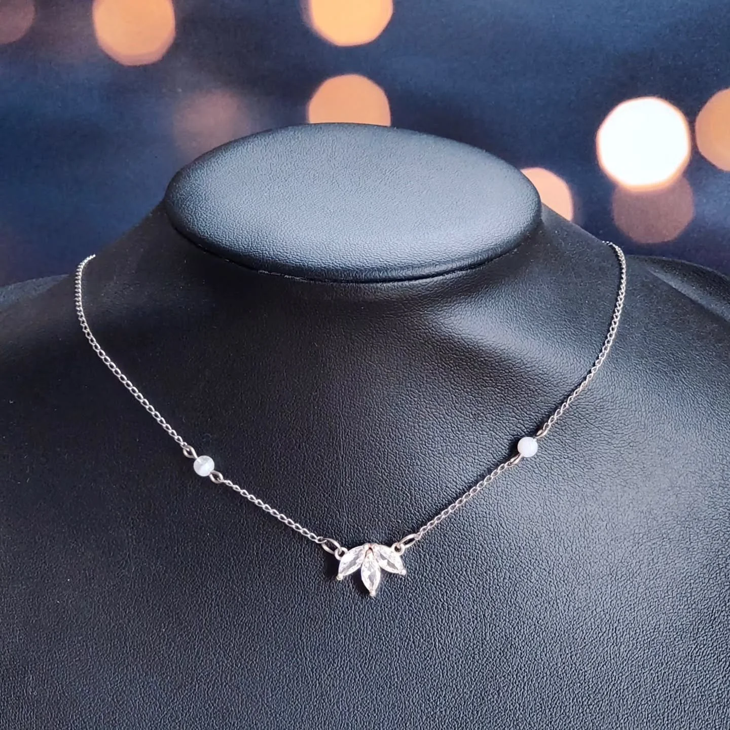 Tu sais ce que j'adore dans ce type de colliers ? 

C'est la cha&icirc;nette &agrave; l'arri&egrave;re, qui met tellement bien en valeur les d&eacute;collet&eacute;s de dos 😍 et puis en plus elle est amovible, pratique 😉 

Celui-ci s'appelle &quot;