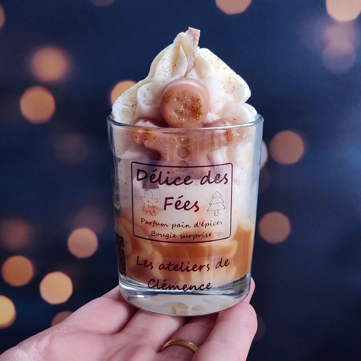 Imagine une douce lumi&egrave;re dor&eacute;e illuminant ton salon, alors que les effluves sucr&eacute;s et &eacute;pic&eacute;s t'enveloppent d'une chaleur r&eacute;confortante ✨🕯️

🧚🏻&zwj;♀️ Les f&eacute;es de No&euml;l, gardiennes des souvenirs