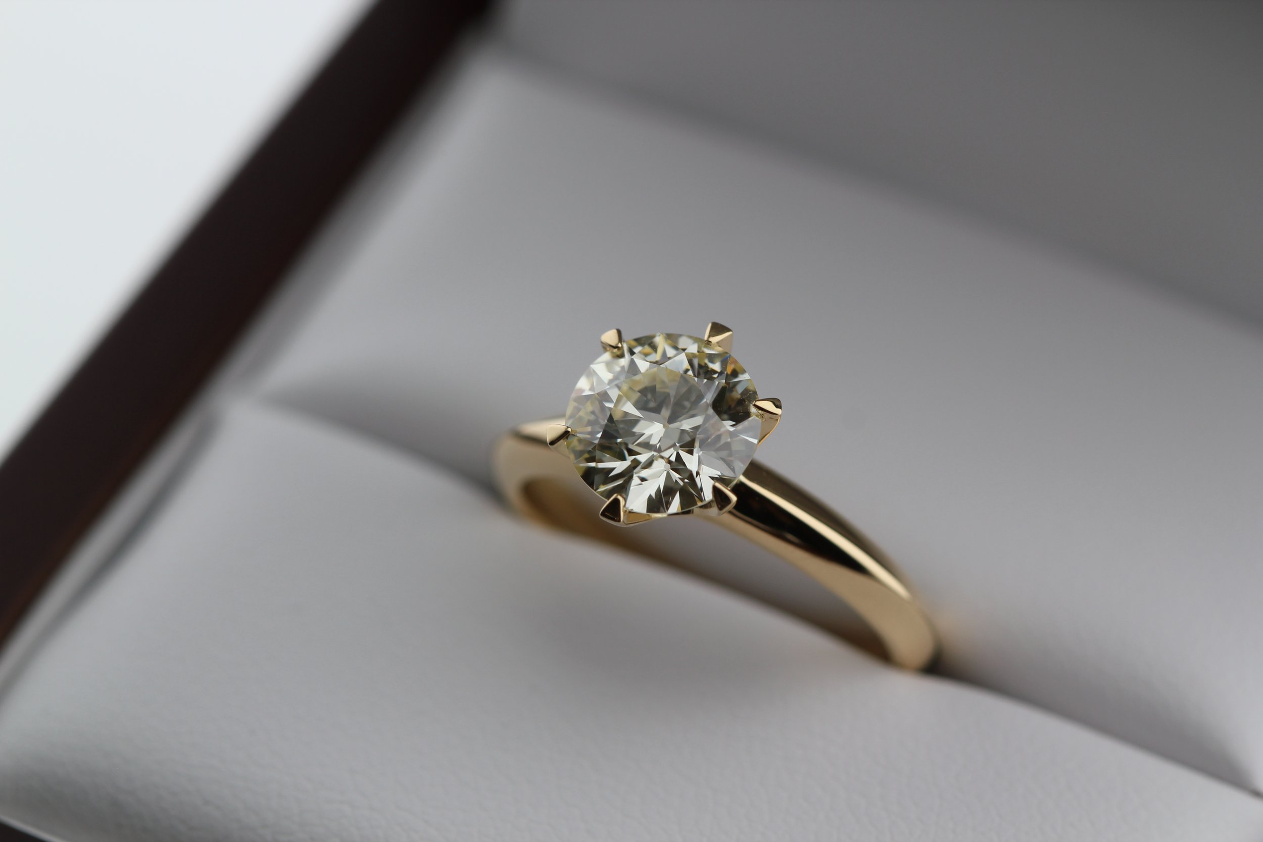 Verlobungsring in Gelbgold mit 1 Karat Diamant.