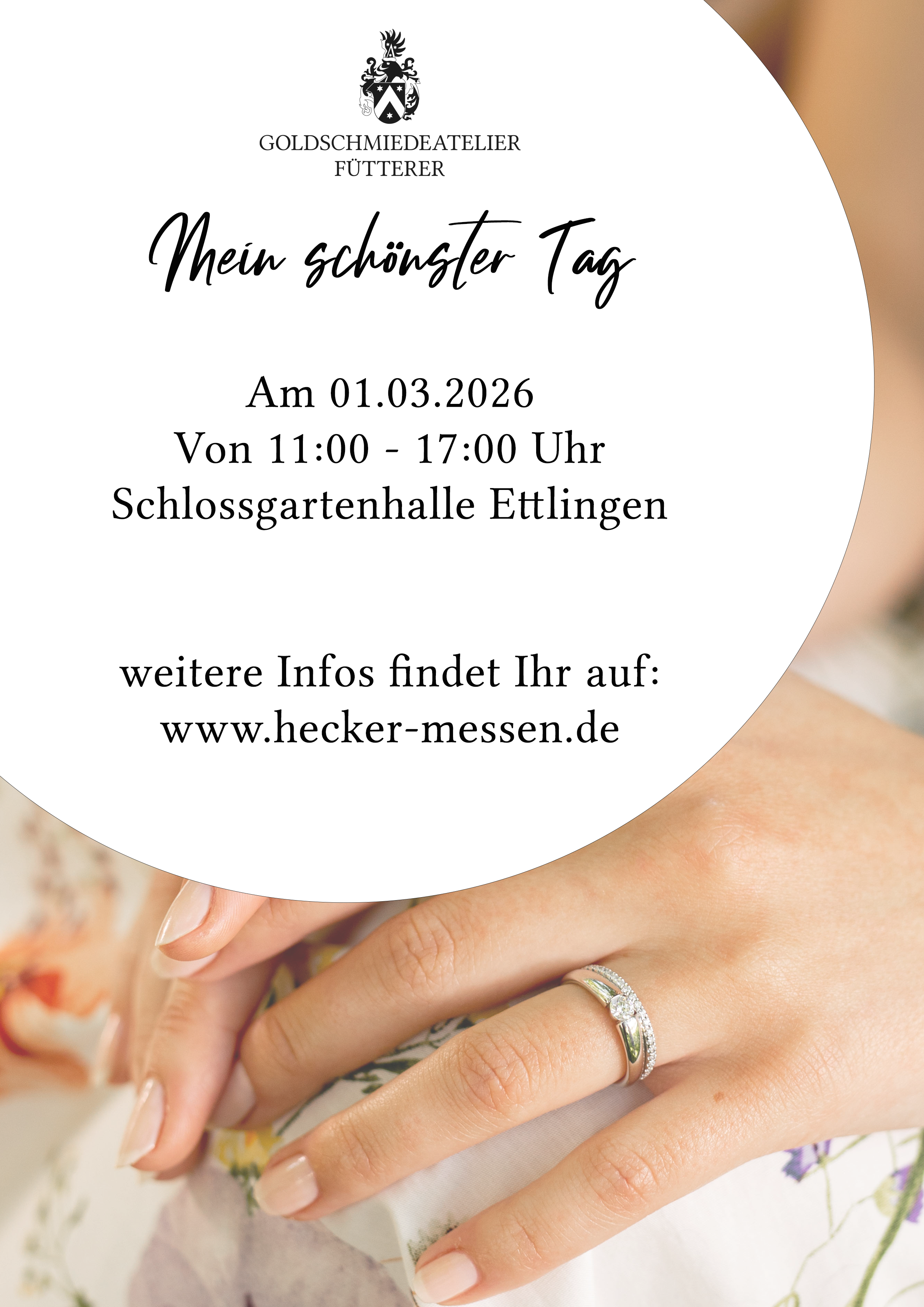 Ein Hand mit einem Ehering auf dem Ringfinger, gehalten über einem blumigen Stoff, in Zusammenhang mit einer Veranstaltung mit dem Titel "Mein schönster Tag".