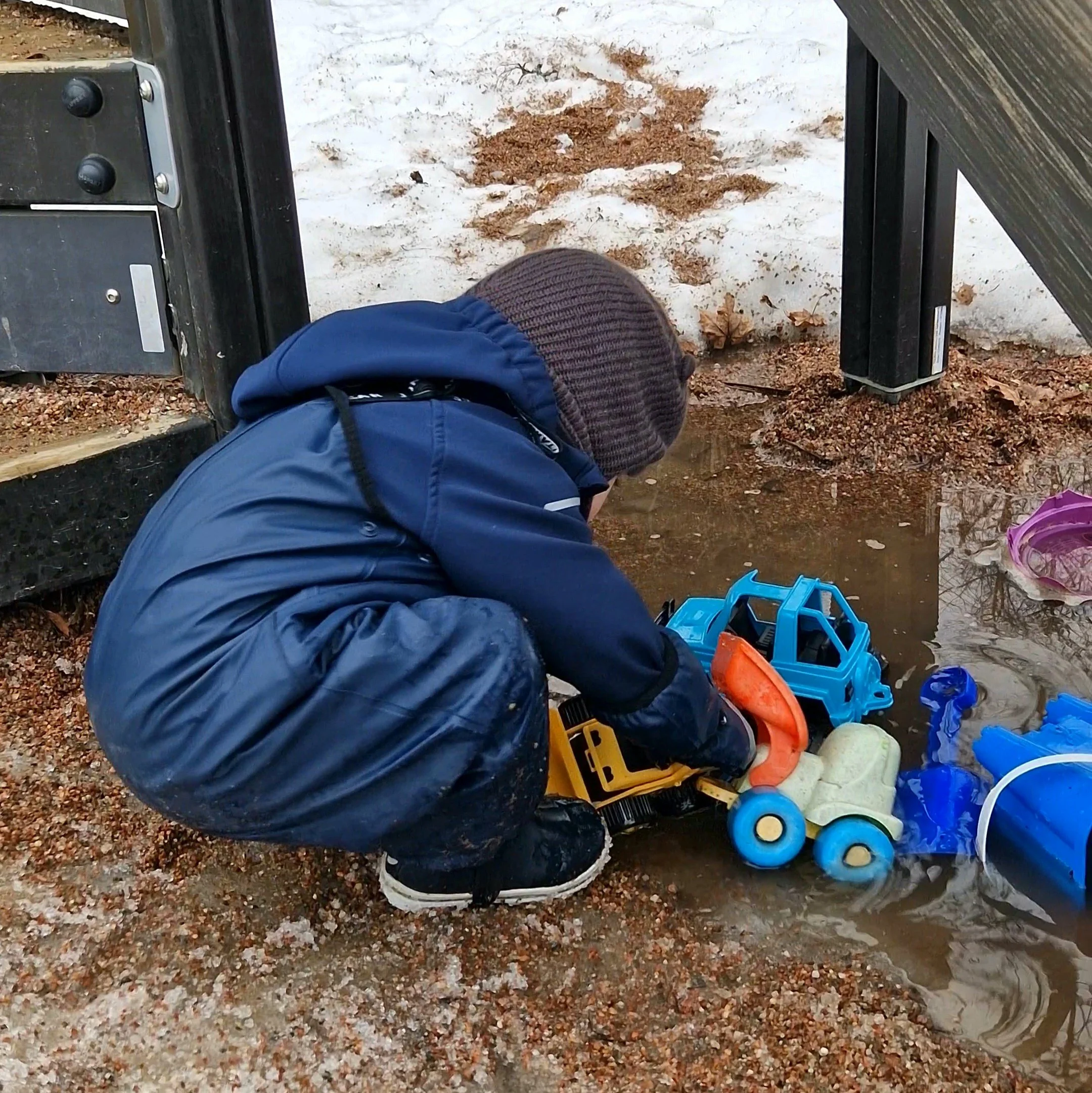 Vesileikkejä leikkipuistossa