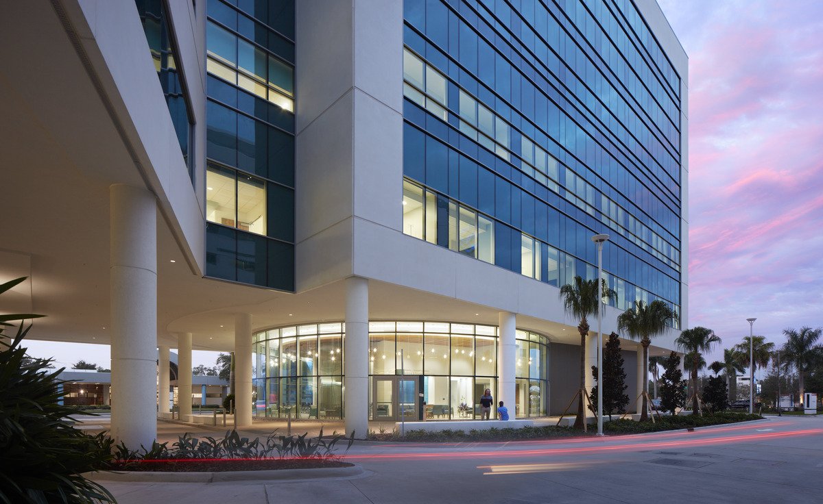 Pivotal illuminated the hospital’s entrance with canopy and pole mount fixtures, pendant and cove lighting, as well as uplighting effects. 