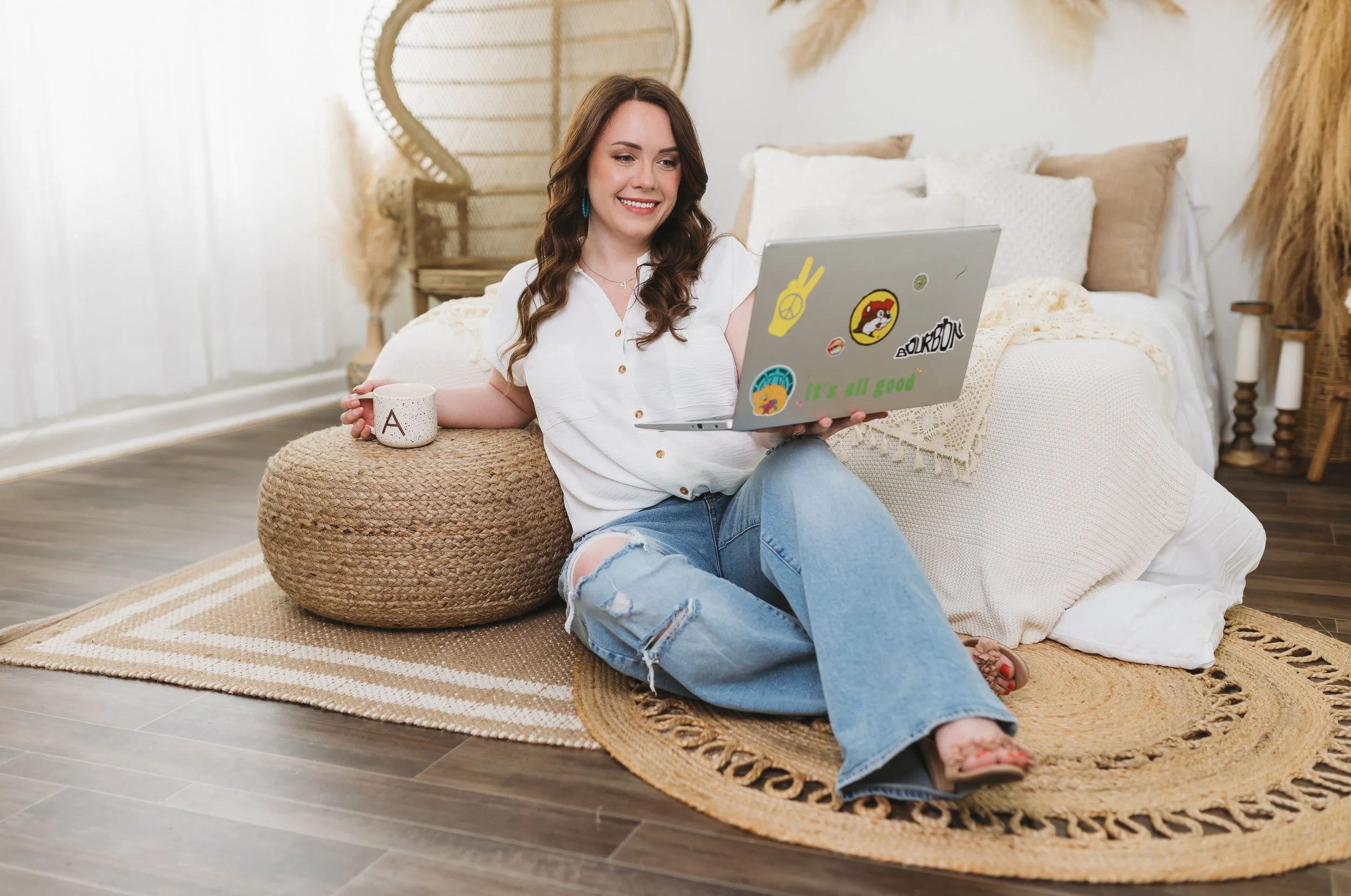 Amanda Cooper of Amanda the Assistant poses with a mug & laptop to show blogging for photographers as a service.