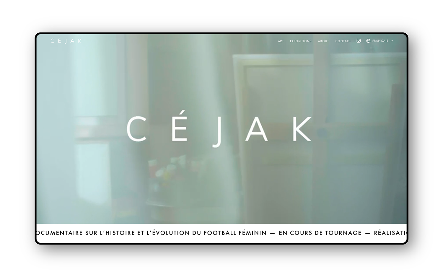 Datorskärm visar startsidan av Céjaks ljusblåa hemsida skapad i Squarespace