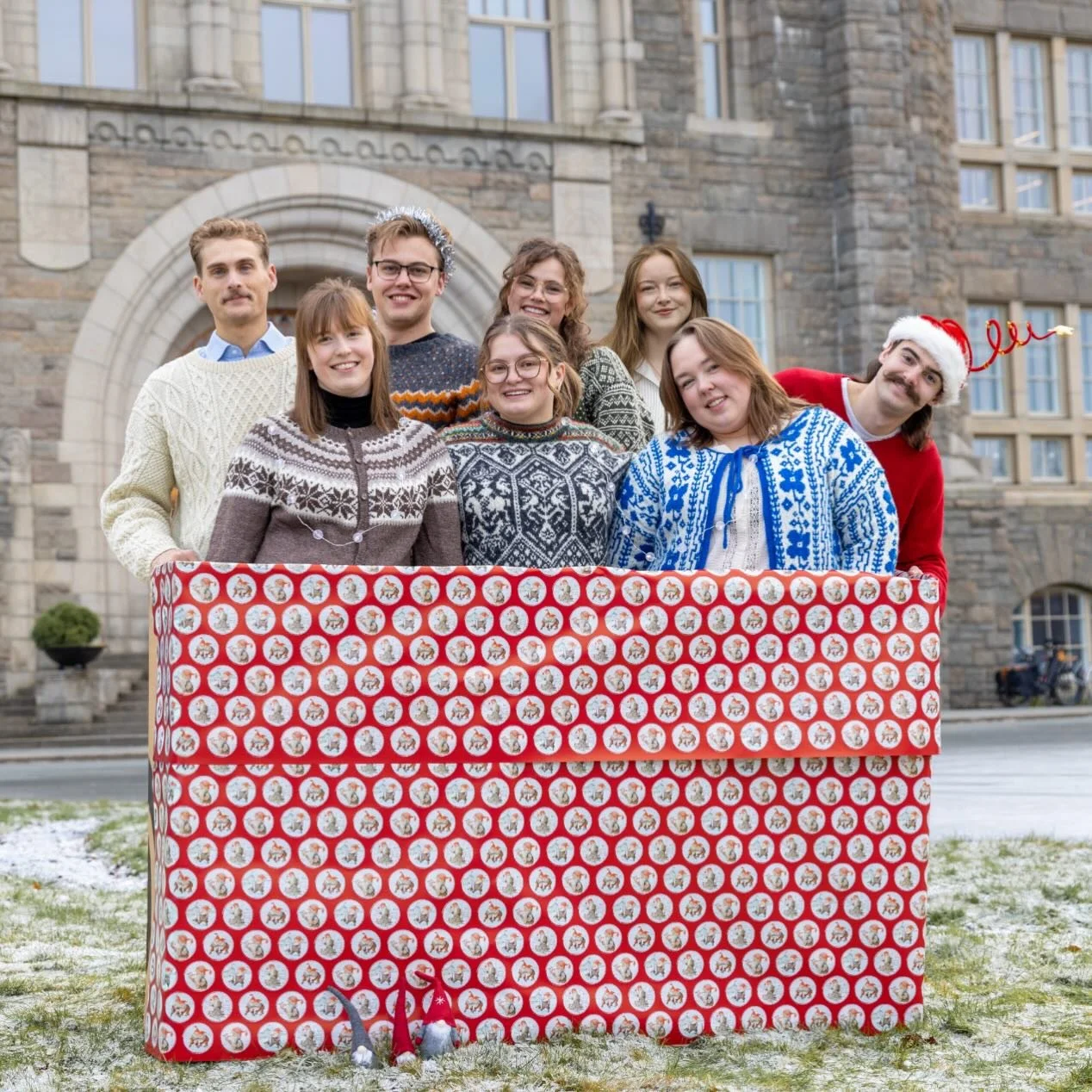 Studenttingets ledergruppe &oslash;nsker dere alle en god jul og en avslappende juleferie!

Arbeidsutvalget i Trondheim skiftes ut ved &aring;rsskiftet og Lea-Sofie, Solve, Luca og Anita &oslash;nsker &aring; takke for tilliten og mulighetene vi har 