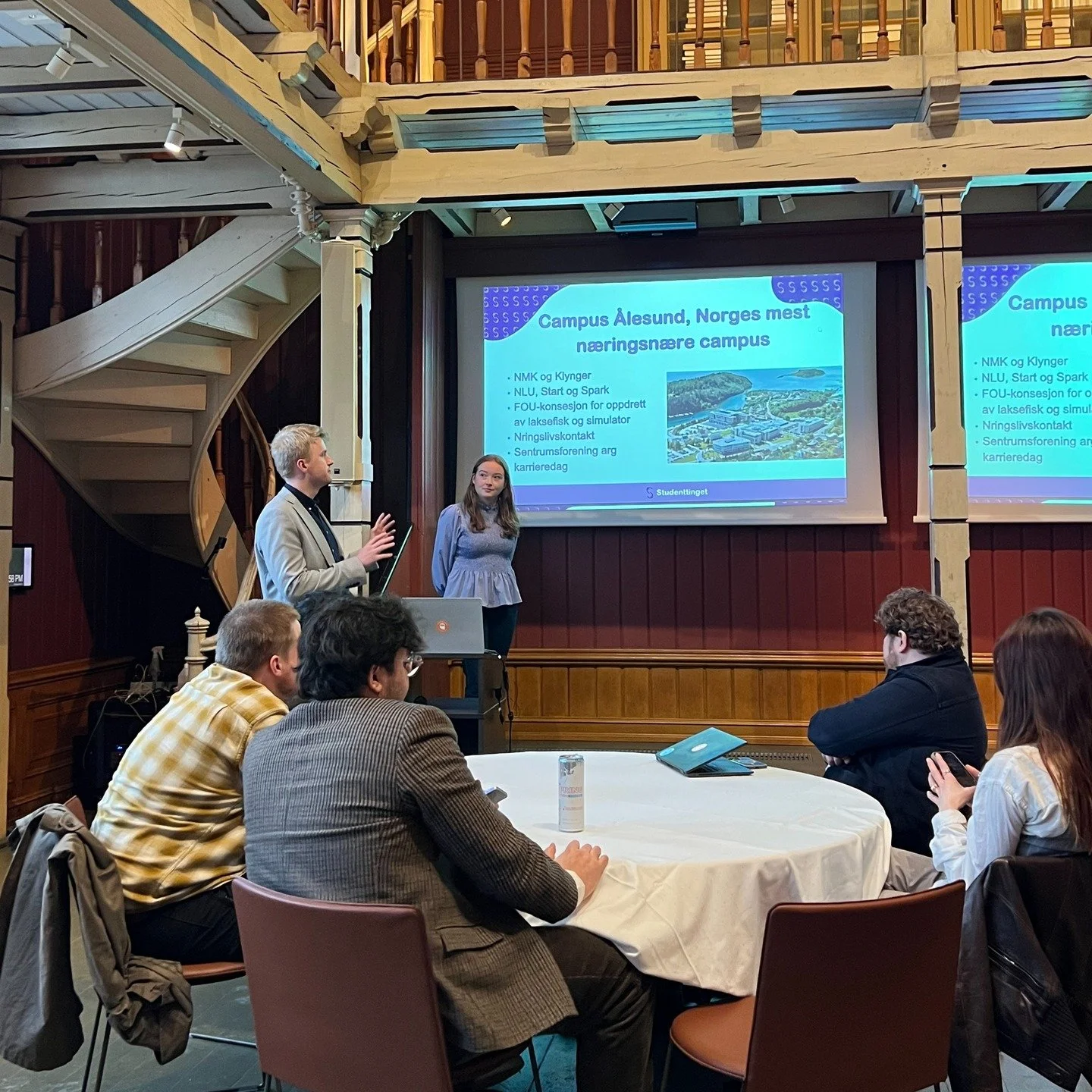 Tidligere denne uken var AU p&aring; U5-samling i Bergen!🤩

U5 er et nettverk som best&aring;r av arbeidsutvalgene p&aring; de fem st&oslash;rste selvforvaltende universitetene i Norge!

Vi har som tradisjon &aring; m&oslash;tes for &aring; dele erf