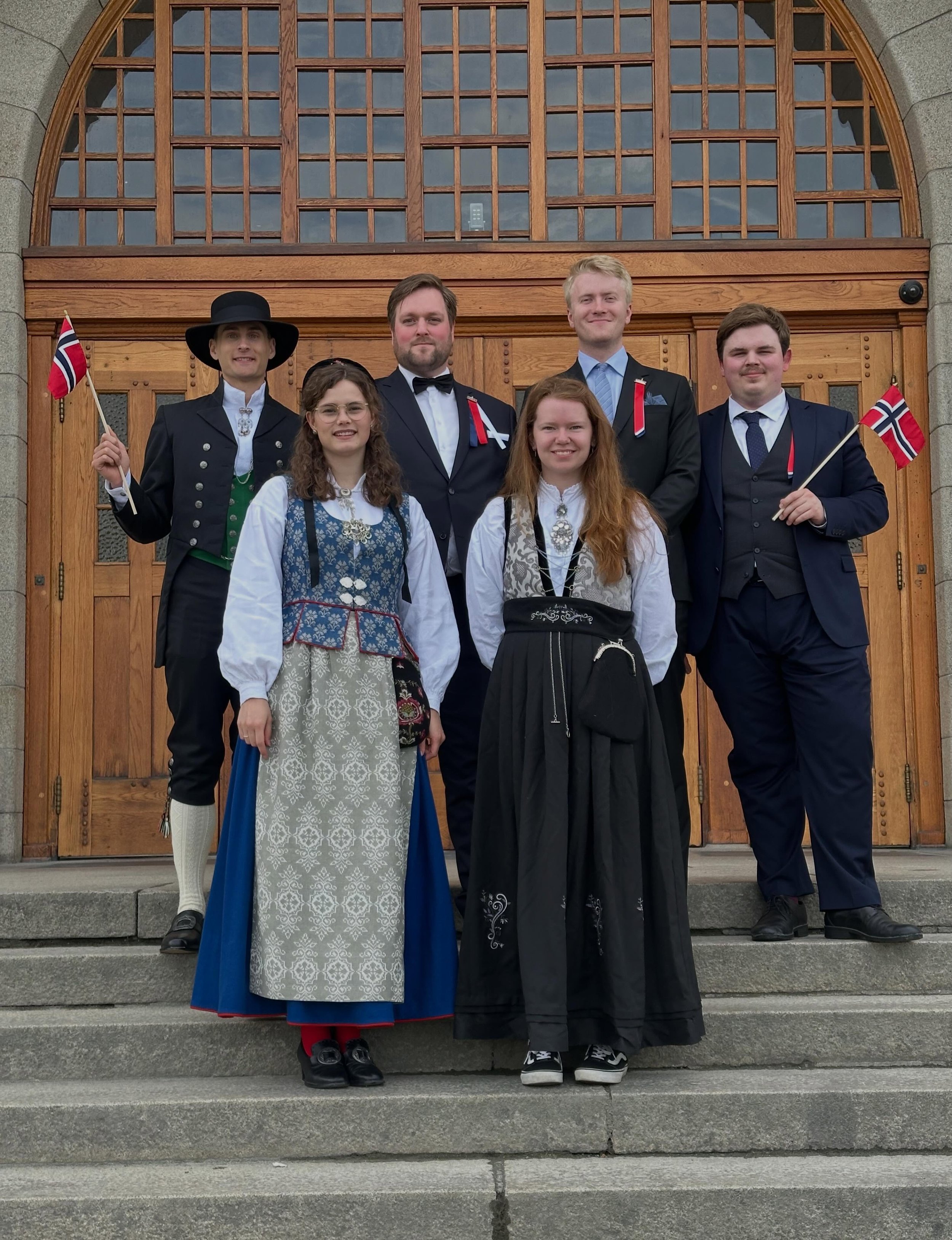 Studenttinget &oslash;nsker alle en god 17. mai!🎉

Gratulerer med dagen🇳🇴