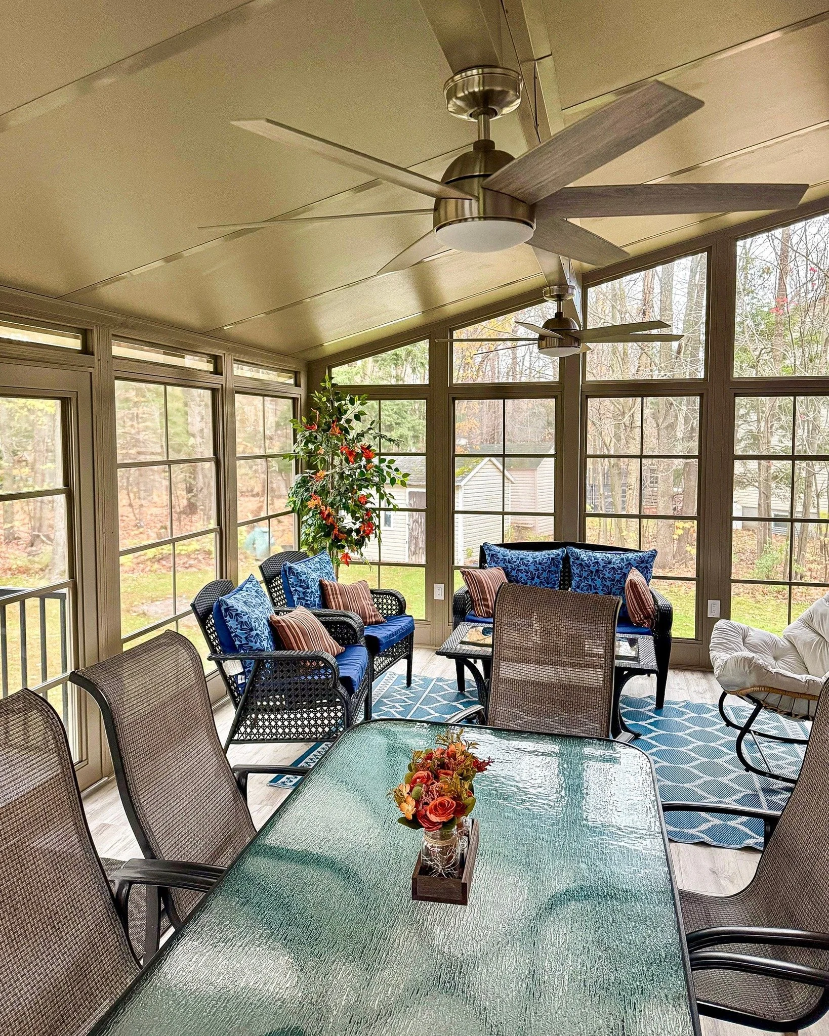 A spacious 3-season sunroom designed to create a comfortable, open environment with natural light from every angle.

High ceiling and full window layout enhance the sense of space while maintaining an outdoor connection.

Built in Saint-Lazare.

#mon