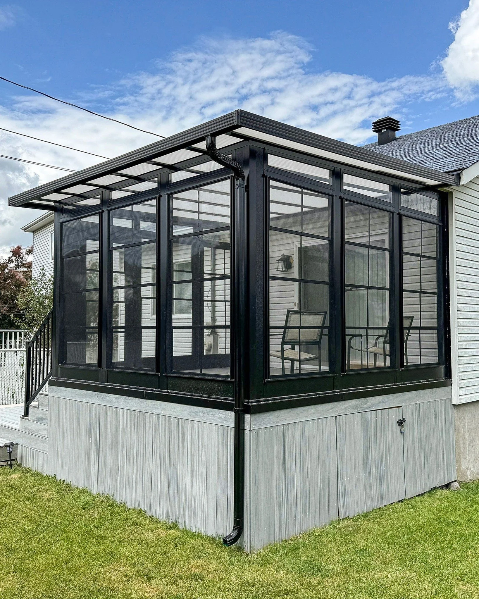 A well-executed 3-season sunroom designed to extend the space while maintaining an open, outdoor feel.

Vinyl 4-track windows with BetterVue insect screens provides protection without blocking airflow or visibility.

Built in Vaudreuil.

#montrealhom