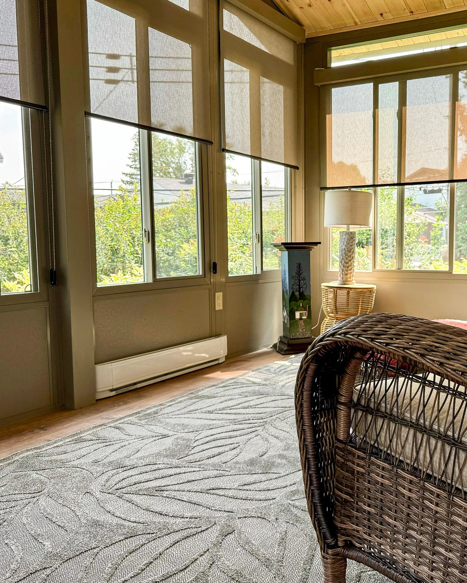 A bright sunroom interior designed to control light while maintaining a comfortable, private space.

Insulated glass windows create a warm and cozy living space all winter long.

Built in Pierrefonds.

#montrealhomes #westislandmontreal #mtlhomes #mo