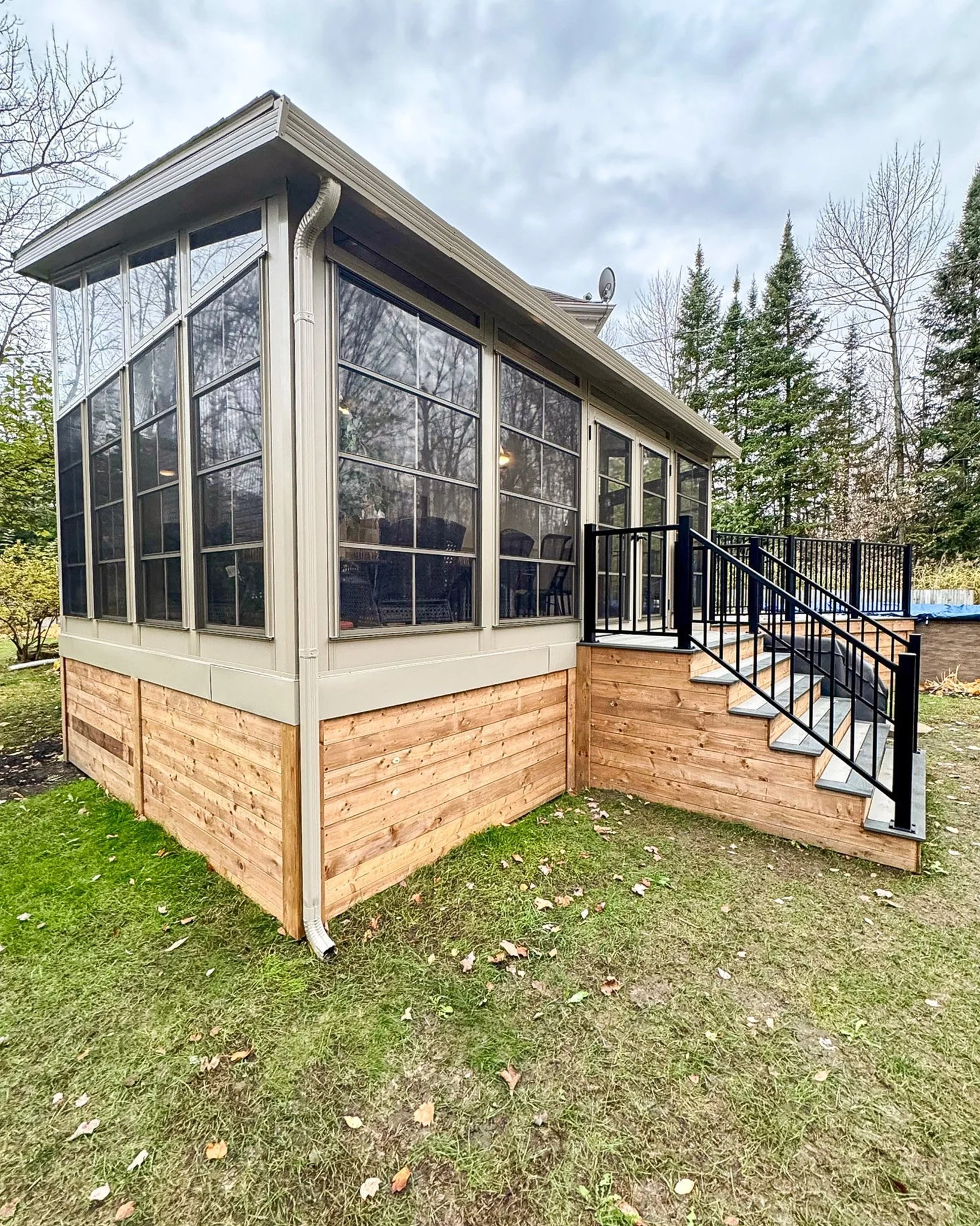A well-integrated 3-season sunroom addition designed to extend the living space while keeping an open connection to the outdoors and accessibility to the pool.

Combination of 4-track vinyl windows and a finished base for a balanced, functional setup