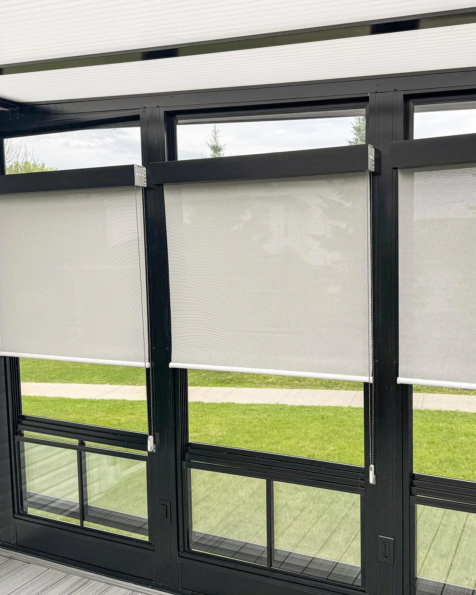 Integrated privacy shades that soften the light while keeping the room open and connected to the outdoors.

Small details like these make the space far more comfortable throughout the day.

#SunspaceUbora #SunroomDesign #OutdoorLiving #PrivacyShades 