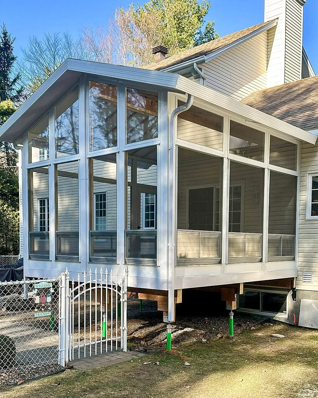 A vaulted roofline and full-height walls gave this addition the presence of a true extension of the home. 

Elevated on Techno Pieuxs and finished with slim white framing to keep the structure feeling light and open.

#SunspaceUbora #SunroomDesign #T