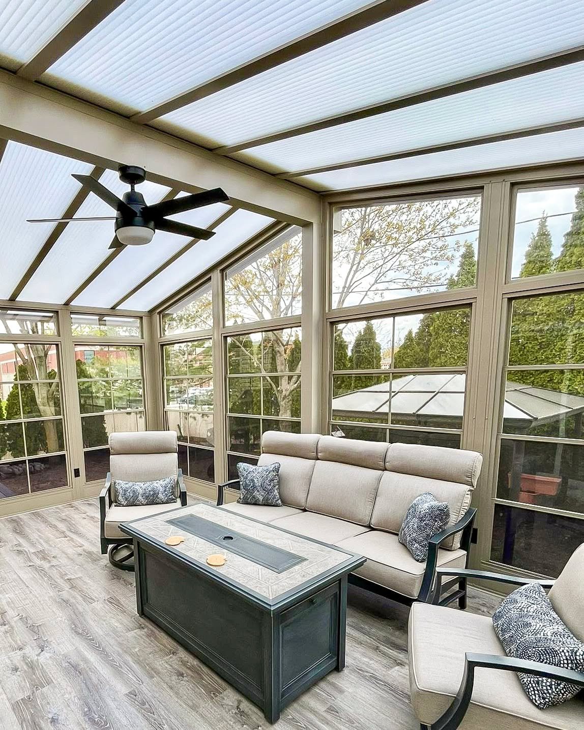 An all-season space with panoramic views and a bright, open feel from every angle. 

The insulated roof keeps the room comfortable while the oversized windows brings the outdoors in.

#SunspaceUbora #SunroomLiving #FourSeasonSunroom #IndoorOutdoorSty