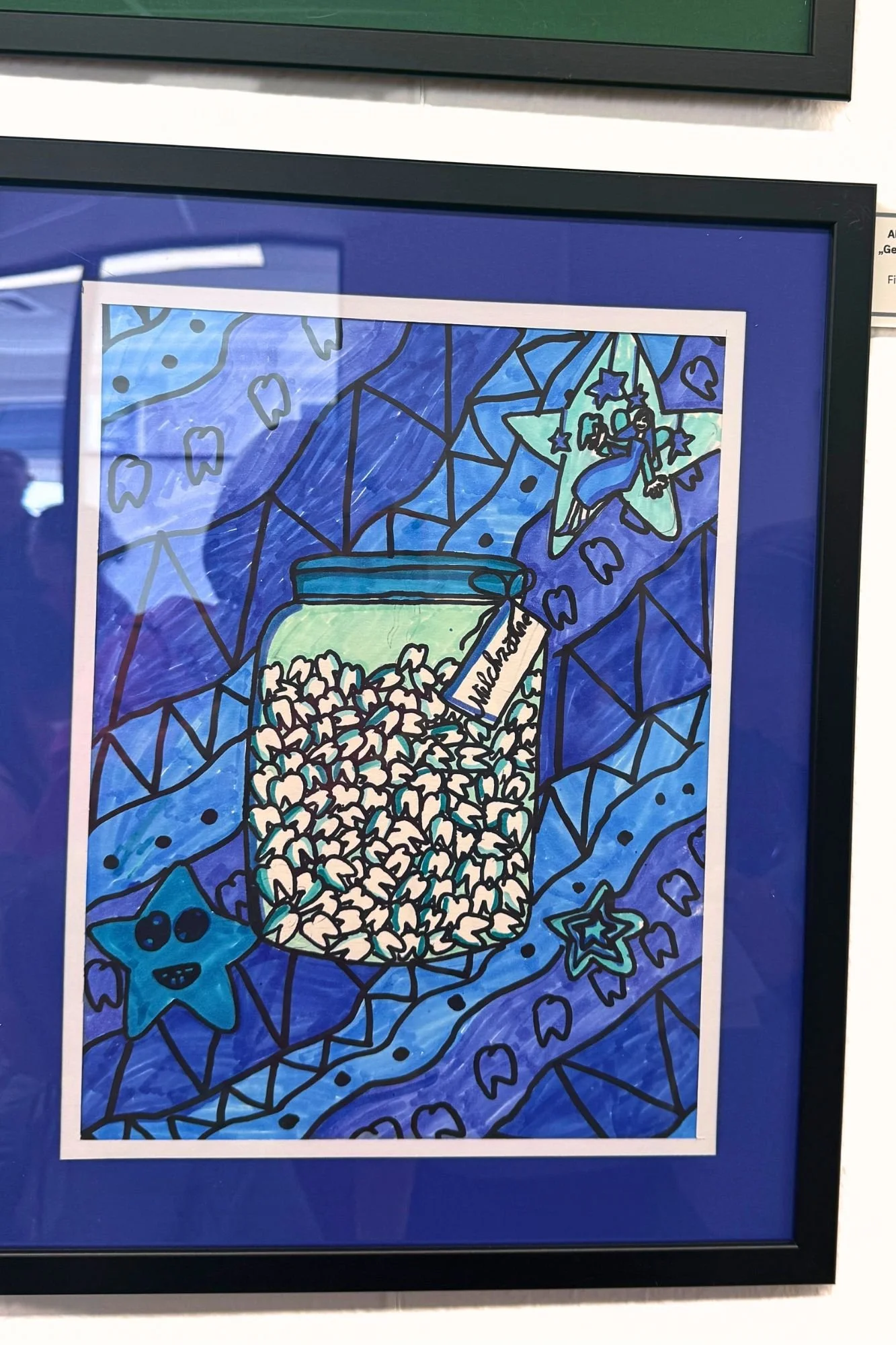 Kinderzeichnung eines Glasgurkenglases mit Milchzähnen in Blautönen.