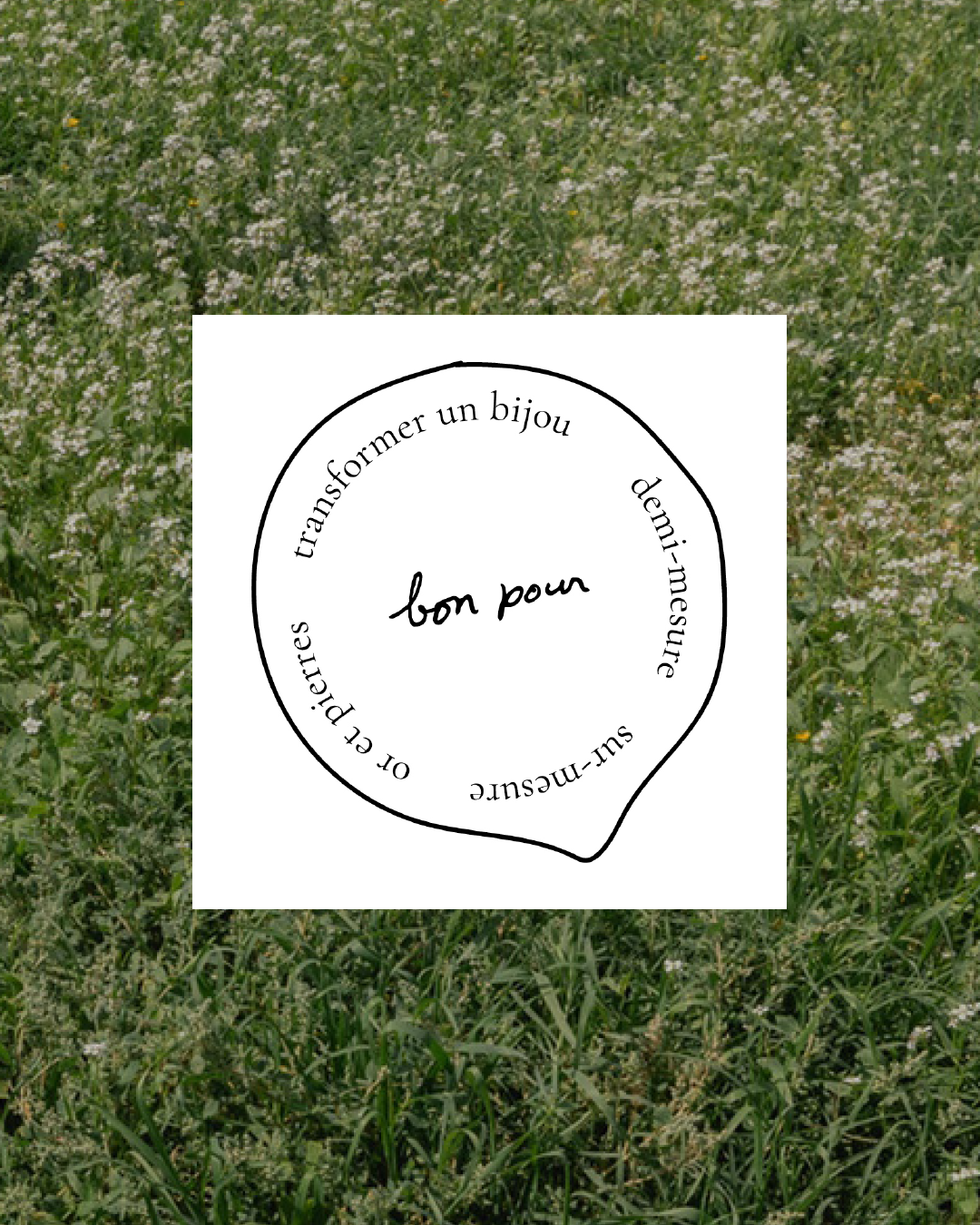 Une étiquette en forme de bulle de dialogue avec un cercle à l'intérieur, contenant le texte "bon pour" et entouré par le texte "transformer un bijou de demi-mesure sur mesure" en cercle.