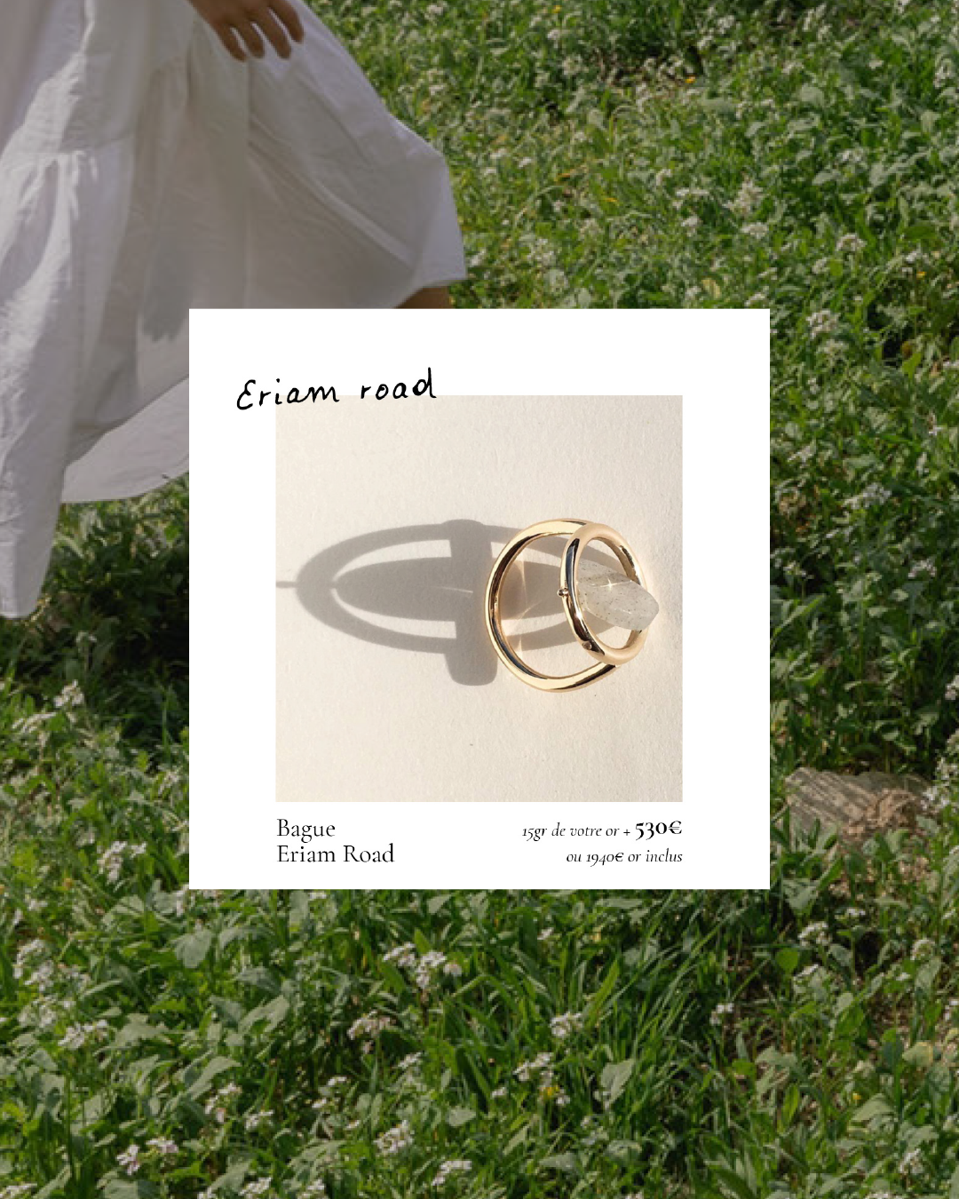 Une photo de deux bagues en or posées sur une surface blanche avec ombres visibles, insérée dans une publicité pour un bijou, avec un fond de végétation verte et des fleurs en plein air.