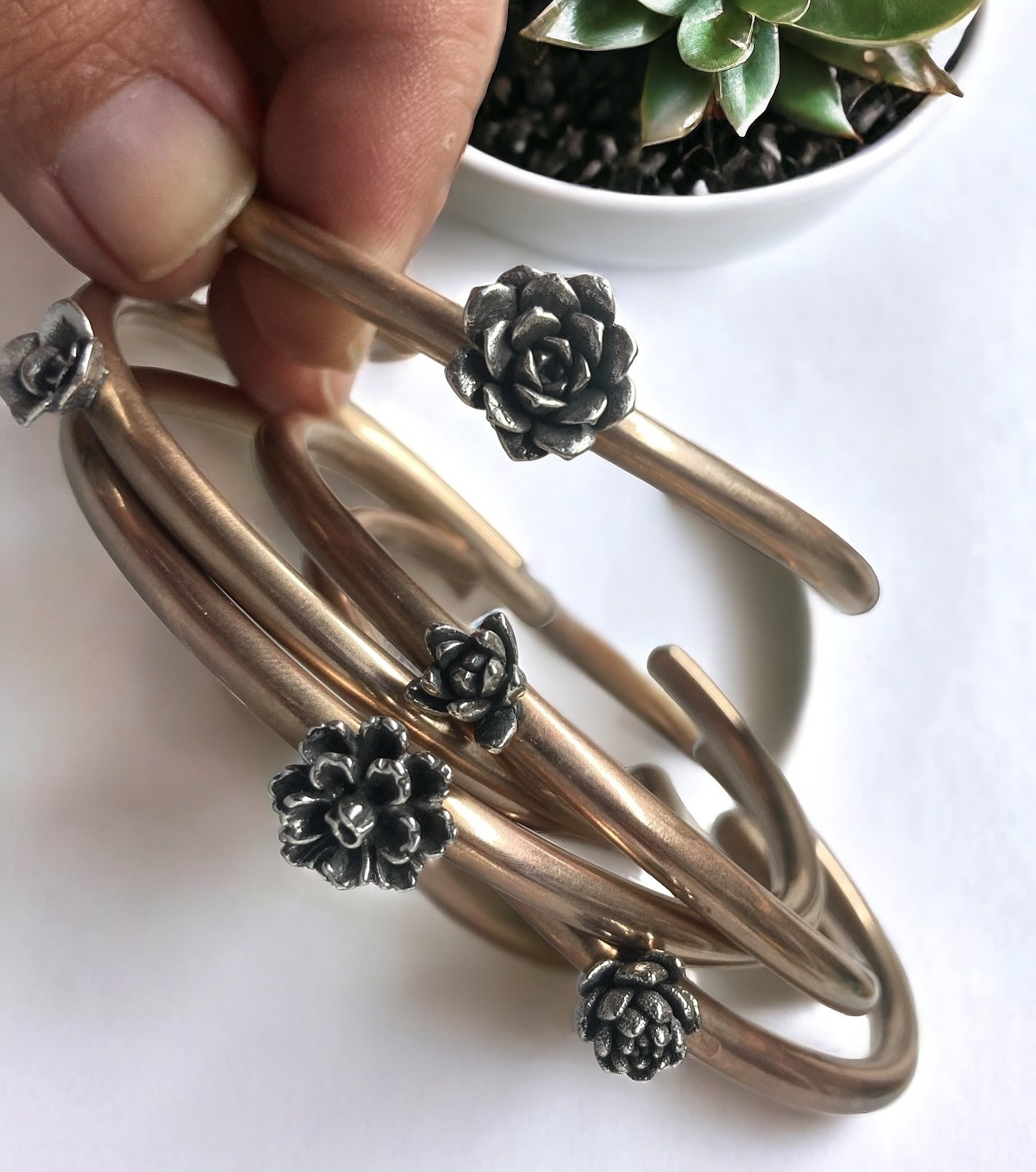 Hola! I have a few bronze cuffs with sterling silver succulents available immediately, they&rsquo;d make great Mother&rsquo;s Day gifts! DM if you&rsquo;d like one 🤗
$60 each.

#mothersday #missoula #missoulamt #umontana #montana #bigsky #gogriz #ma