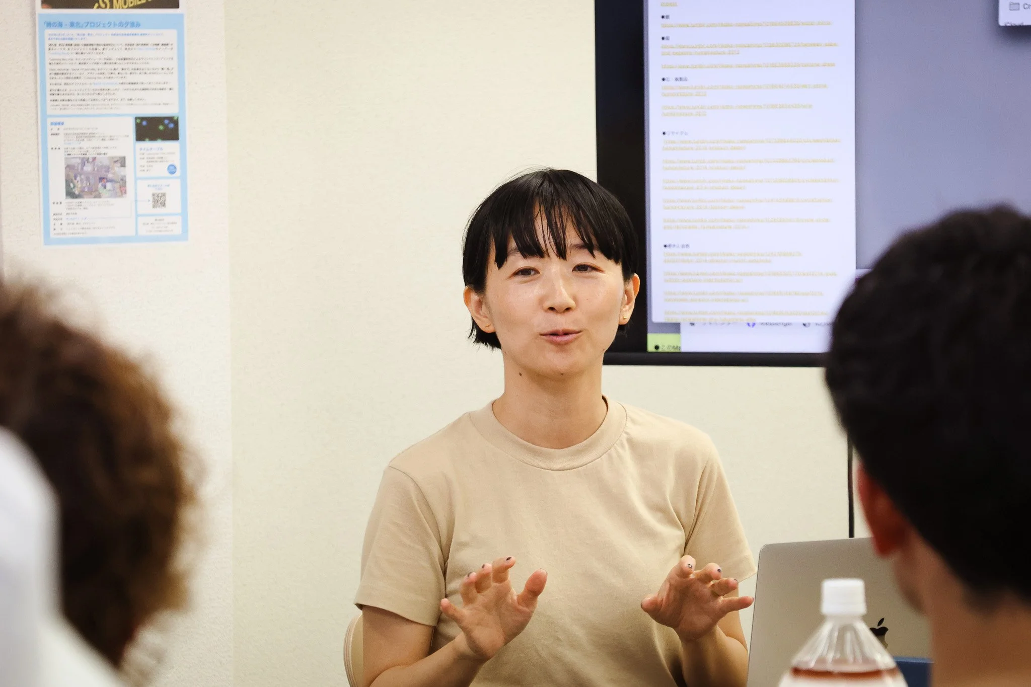 __
【🌙7月21日開講 第9回 月の下大学｜長嶋りかこ】

7月21日（月・祝）海の日に、第9回 月の下の大学を開講しました。
今回は「りかこさん、デザイナーの仕事ってなんですか？」をテーマに、グラフィックデザイナー・長嶋りかこさんをお迎えし、じっくりお話を伺いました。
当日は、夏の始まりを感じるような心地よい海風が吹く一日。富岡町内をはじめ浜通りの地域、福島県内外から30名以上の方々にご参加いただきました。
トークでは、長嶋さんがどのようにデザインに出会い、どのように今の仕事につながってい