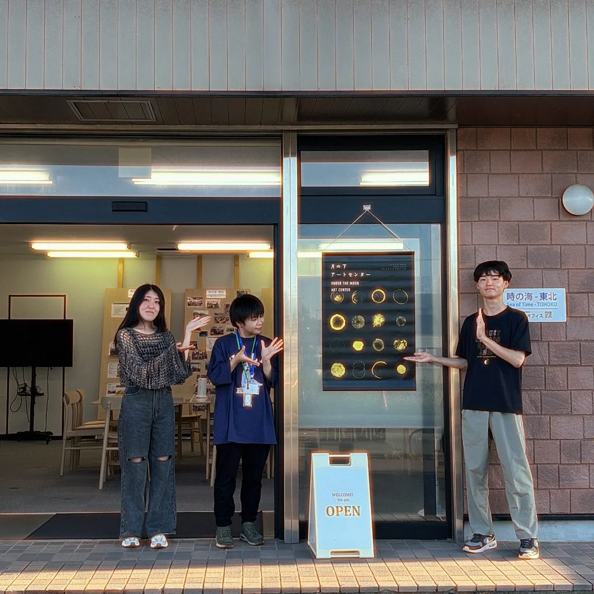 🌙8/28｜月の下アートセンターオープンデー🌙

こんにちは。運営チームのたえです。
昨日は、いつも参加してくれる地元の方々に加え、現在、富岡町に実習やインターンシップに来ている学生の方々が多数ご参加くださり、なんと総勢43名が集ってくださいました！なかには、旅人の高校1年生も！！

昨日の満月ワークショップは、たこ焼き🐙
初めましての人も、お久しぶりの人も、いつものメンバーも、どんなことやっているの？どこから来たの？と楽しいおしゃべりの輪が広がって、お祭りのひとときのようでした。

次回