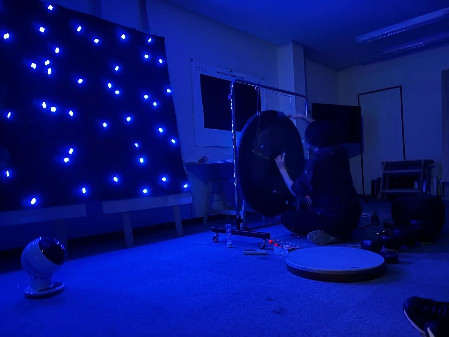 🌕10月7日開講 第11回 月の下大学｜講師：松本一哉🌕

10月の満月の日である、10月7日に、第11回 月の下の大学を開講しました。

今回は.アーティストの松本一哉さんを招き「　　　　を　聴く　」というテーマで、ワークショップとライブの二本立てで開講しました。当初は《時の海 - 東北》美術館（仮称）建設予定地での開催でしたが、開催時間にまさかの雨が振り出したため、今回はいつも月の下アートセンターを開講している「時の海 - 東北」事務所で開催することになりました。

ワークショップとライ