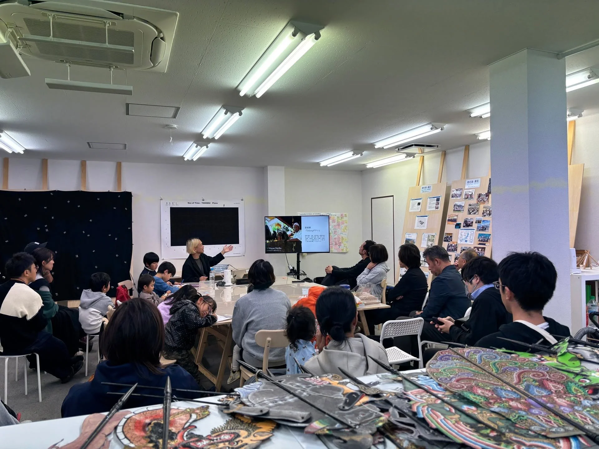 🌝🏫

こんばんは！おひなです！

昨日10/21には、影絵師・音楽家の川村亘平斎さんを迎え、第12回にあたる月の下大学を開催しました。

亘平斎さんは、PinSプロジェクトを通して学校にも毎月お越しになっているからか、
会場にはいつも以上にたくさんのこどもたちの姿と「おかえりー！」という声。

「放課後は月の下で集合しよう」と、こどもたちが約束していたようでとても嬉しいできごとでした。
影絵パフォーマンスでは大歓声！キャキャと笑いながら、影を追いかけたり、少し影を引っ張ってみたり、影絵の世
