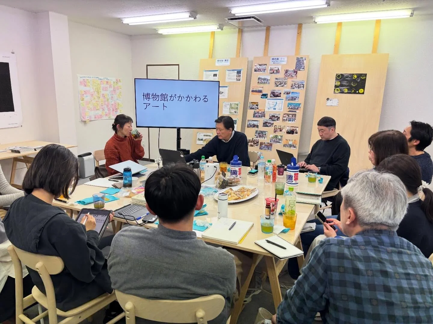 おはようございます、月の下アートセンター運営事務局の山本です。
日曜日に、月の下大学「地域&times;クリエイティブ はま・なか・あいづ作戦会議0回目」を開催しました。

どうなるかわからないけど、まずは集まって話そうということから実現したのが、この回。

会津からは、福島県立博物館の川延さんと小林さんに、そして郡山からはHELVETICA DESIGN の佐藤さんにお越しいただき、浜通りからは月の下アートセンターの運営メンバーであり、「時の海 - 東北」プロジェクトディレクターの嘉原から、そ