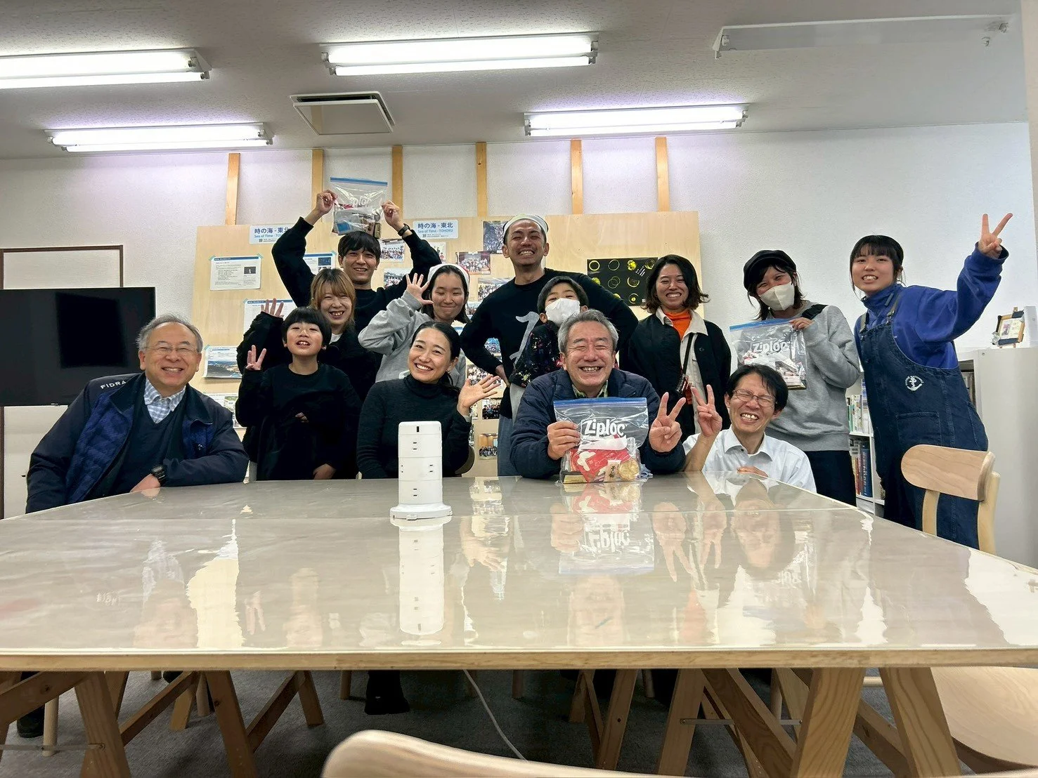 ＼12月25日（木）｜月の下アートセンター 開催レポート／
12月25日（木）、年内最後のオープンデイを開催しました！
この日は大掃除＆クリスマス会🎄。
クリスマス会では、子どもたちと一緒にクッキーハウスづくり🍪。アイシングを作り、クッキーの壁や屋根、煙突を組み立てていきます。
なかなかくっつかず苦戦する場面もありましたが、みんなで力を合わせて無事に完成！
完成後は、オープンデイにいらしたみなさんと「BAUM HOUSE YONMORI」（ @yonomoribaum）のクリスマスバウムとお