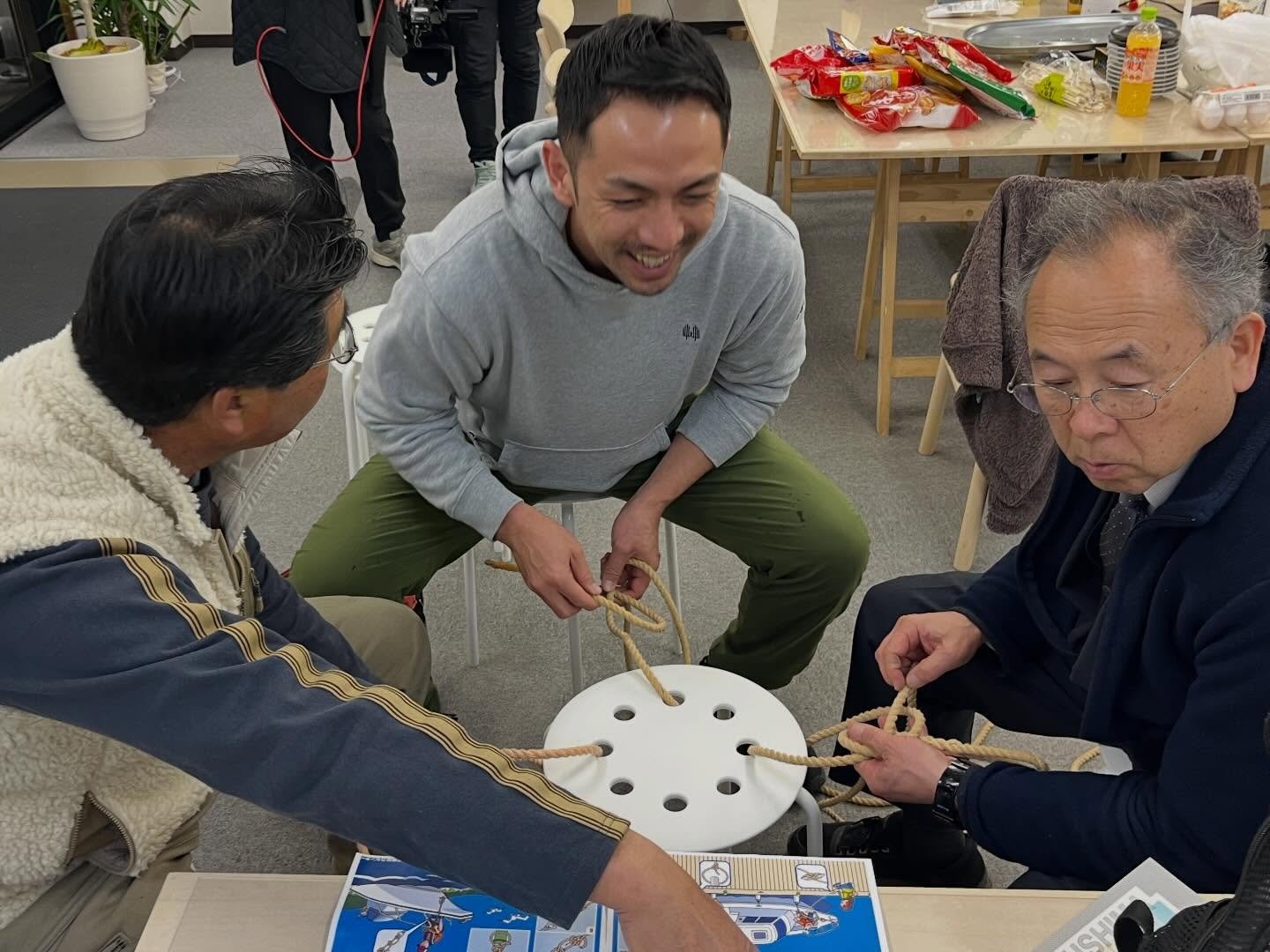 ・
⁡
\ 2/26（木）｜オープンデー開催レポート /

こんばんは！おひなです🌼 
この日も、笑顔あふれる賑やかな時間となりました！

満月に見立てた丸いものをつくる満月ワークショップは「お好み焼き」！ 
スタートは、勢いよく真剣な表情でこどもたちが焼きました（後半はセンパイへバトンパス笑）🙌🏻 請戸産のしらすを混ぜ込んだ一枚は、「美味しい！」と大好評でした。 
さらに、もりの案内人チームによる「ロープワーク講座」も開催。  得意分野を活かしたプロの技に、大人も子どもも興味津々。   