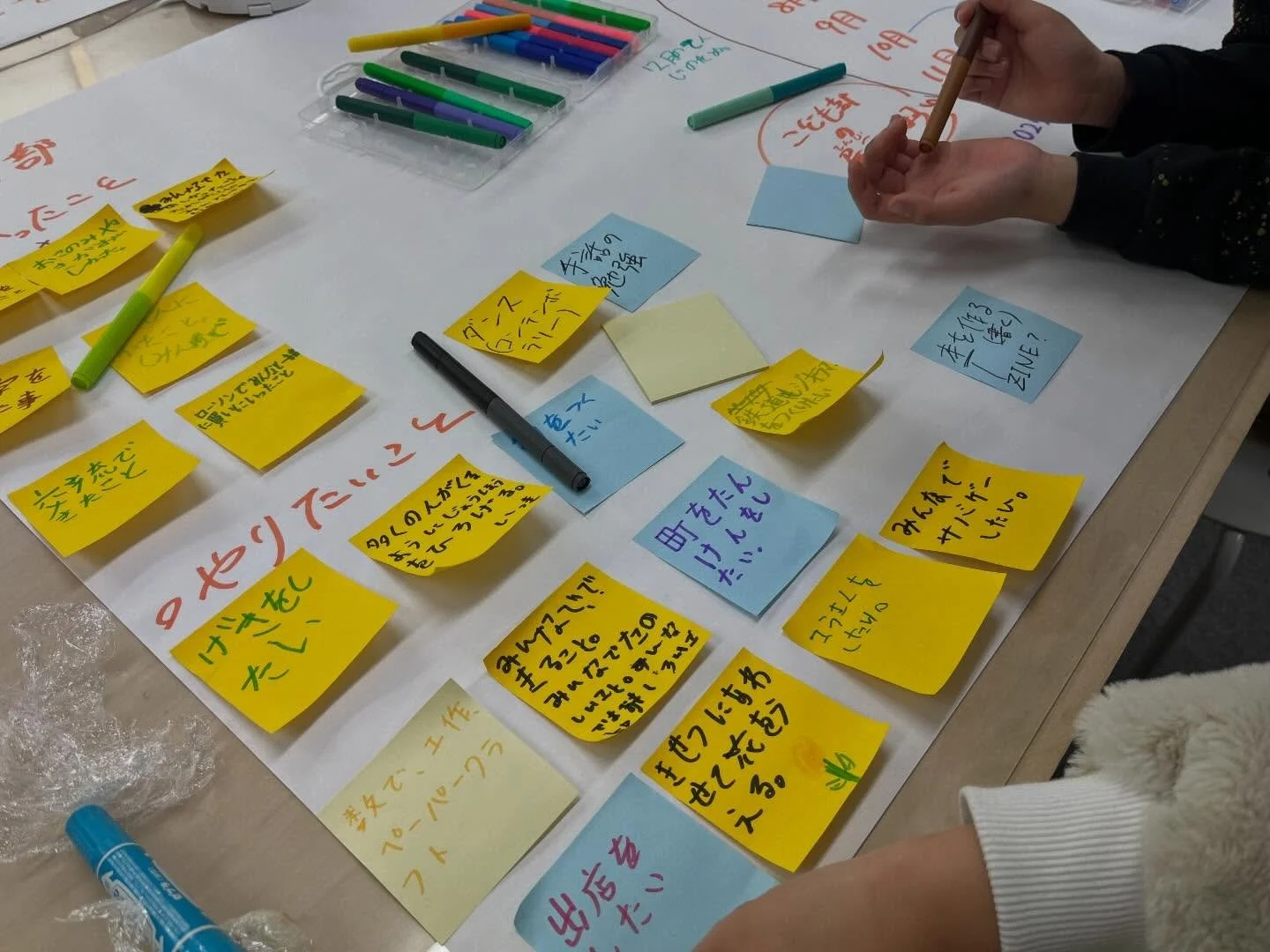 ・
⁡
\ 3/12（木）｜オープンデー開催レポート /

こんばんは！おひなです🌼
⁡
2026年3月12日。
東日本大震災から15年目を迎えた、その翌日。

オープンデーでは、こども部の活動と合わせて
今年度の振り返りと来年度やりたいことを
みんなで話し合いました！
⁡
満月WSでは、3月なので手毬寿司！
話しやすいように、こどもたちが帰ってくる前に
集まったメンバーで仕込みます🎎🍣
⁡
振り返りでは 

・オフィスの使い方
・こども部の活動
・オープンデーの開き方（頻度や曜日）
・ア