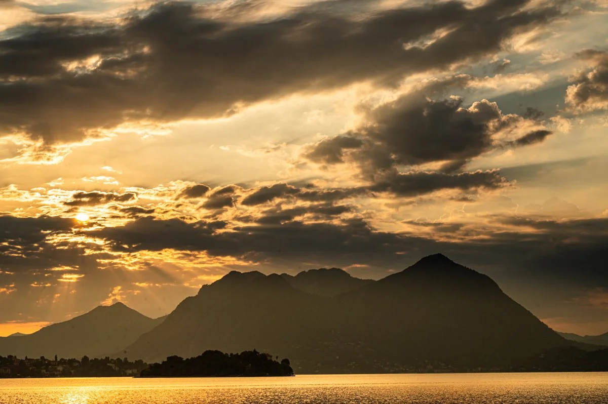 I monti che sovrastano Laveno all'alba