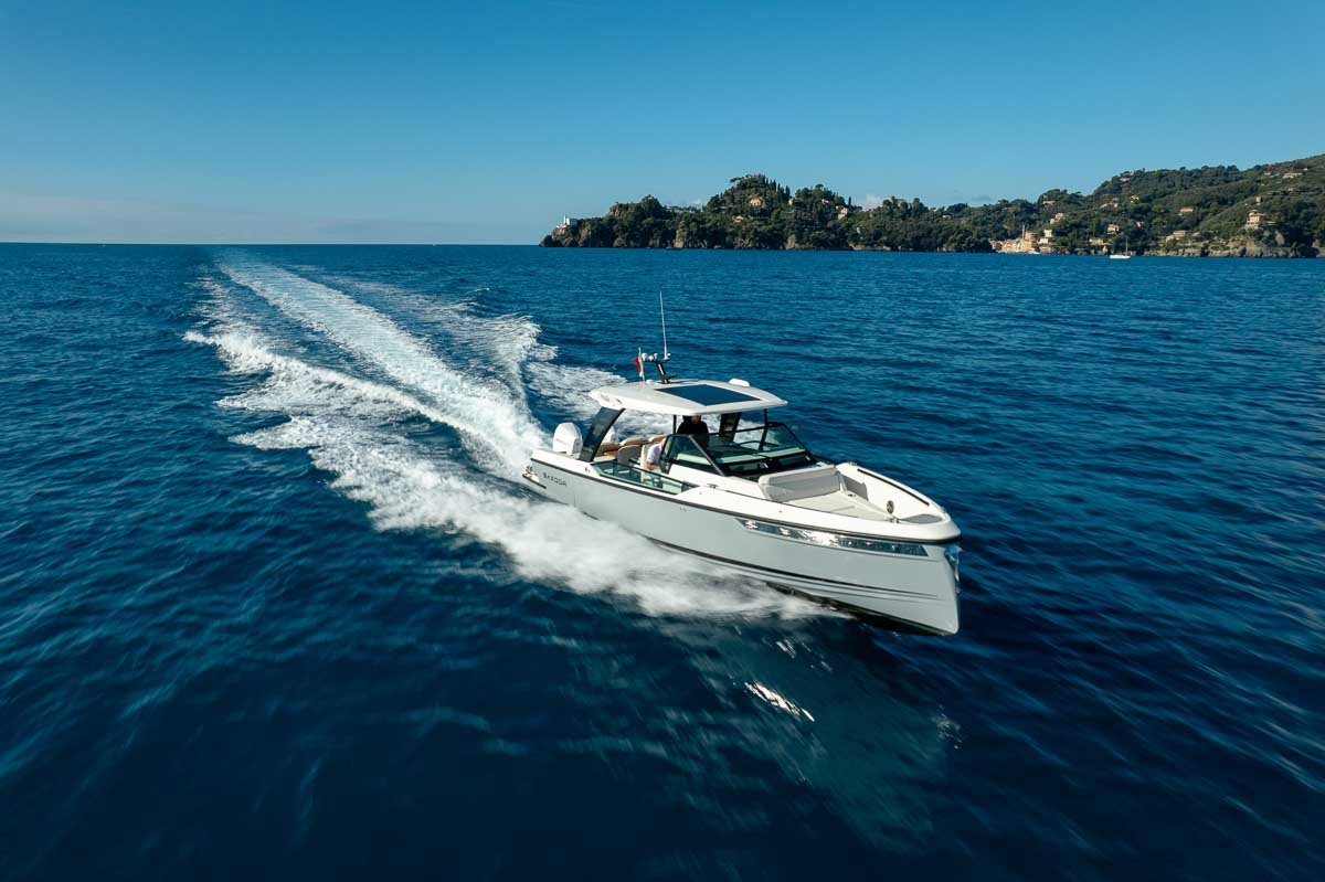 SAXDOR 320 GTO (Max Capacity: 8 People)