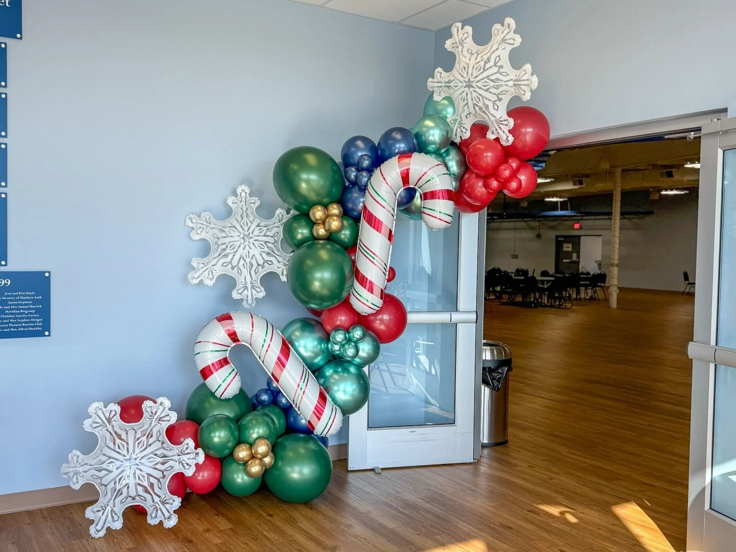 Oops&hellip;we&rsquo;ve been quiet on social media lately. We&rsquo;ve been busy bringing holiday magic all over town! 🎅🏼🌲🎈

#frederickmaryland #marylandballoons #balloongarland #christmasballoons #holidayballoons