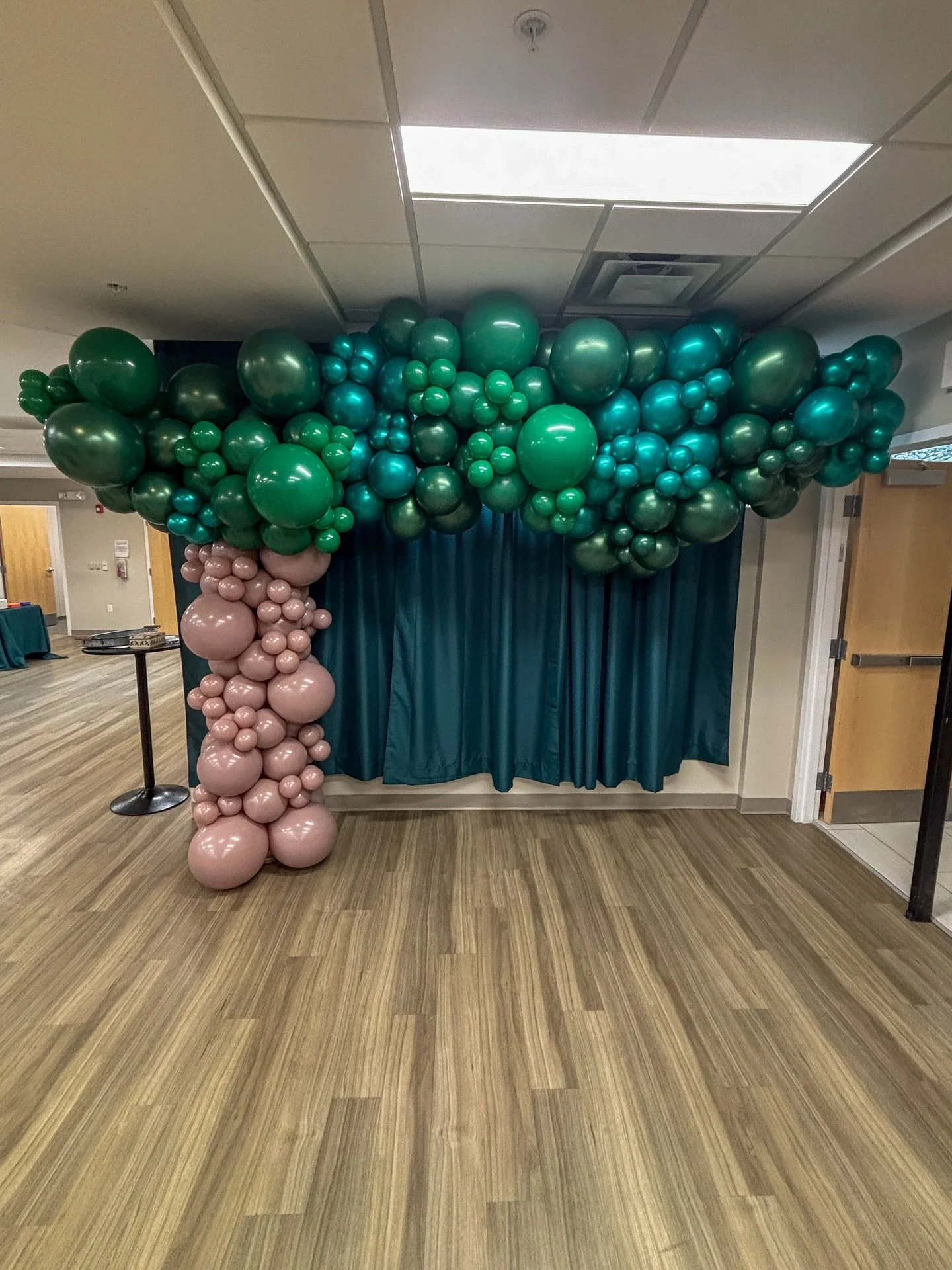 A family tree to celebrate a beautiful adoption finalization for the sweetest family. 🌳🎈

Grateful to @poppin.partiesbyhthr for lending her talent on this meaningful installation.

#frederickmaryland #balloongarland #balloonart