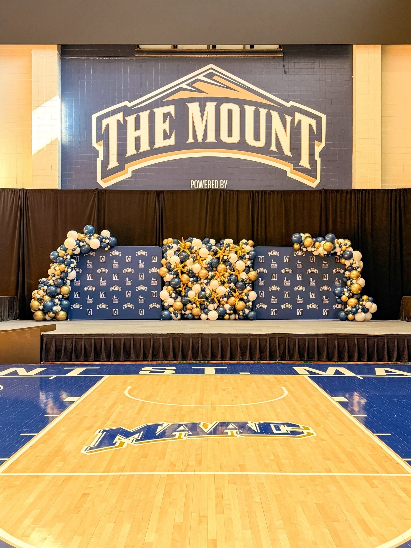 The incoming class of 2030 had a fun welcome from @mountstmarysu @mountadmissions for Mount Mania! Love the energy they bring their students and families through a special day and exciting balloon decor. 🎈