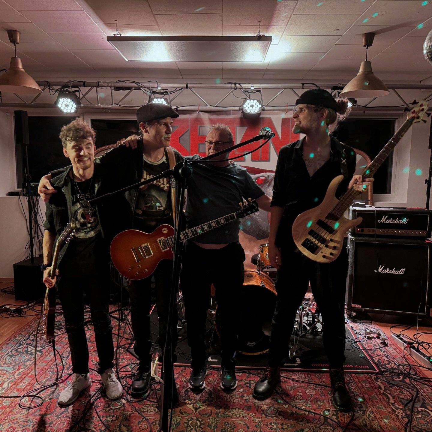 Tb: &bdquo;The heat was on in N&uuml;rnberg&ldquo;🤘🏼🔥 
Thank you @blackboxkultur for letting us rock the house !!
It was worth sweating and carrying all those Marshalls in the 2nd floor - we will be back with even moooooore 😎😝

And also big than
