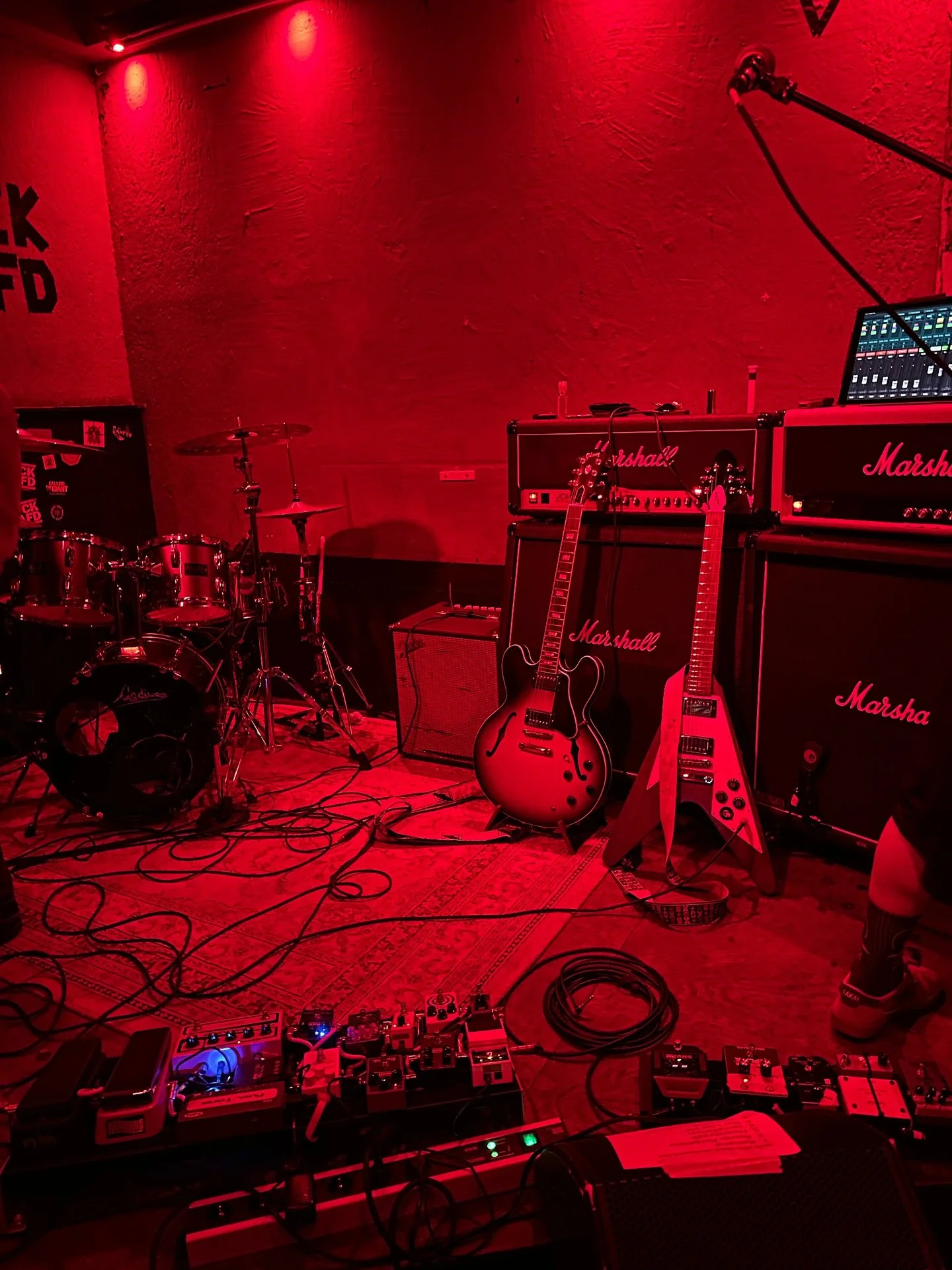 K&ouml;ln 🫵🇩🇪 it was more than hot here🔥 
This is the place where it all started few years ago @stereo_wonderland_koeln 
Thanks to everyone who made the club boiling!! 
Together with @blackbirds_band_ we made it into the night 😎
#rockband #livem