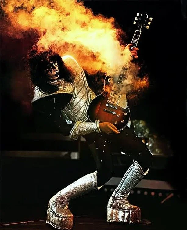 Sad news that one of the true guitar heroes has left us today. R.I.P. #acefrehley 

#kiss