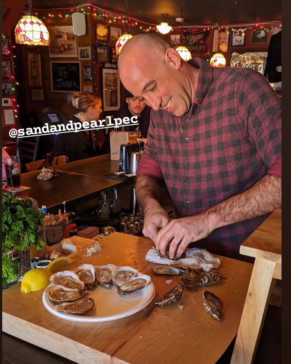 Nate shucking at the bar @lloydsonqueen 
Thanks for having us at your bar 🦞 🦪💙

We had a blast 💥 
Sea ya L8R 

#toronto #oysters #cocktails #beers #saturdaynight #bar #torontobars #lobsterroll #howweroll