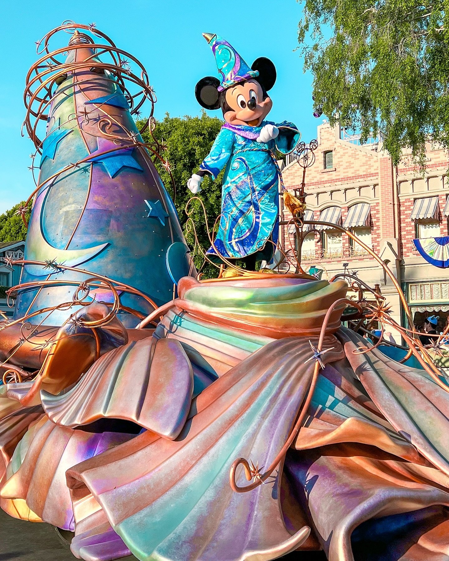 ✨QUESTION OF THE DAY👇🏼✨

If you could only watch one Disneyland parade for the rest of your life? What would it be? ☺️ 

Let us know in the comments!! 

&bull;
&bull;

#disneyland #disneylandresort #magichappensparade #disneyig #instadisney #disney