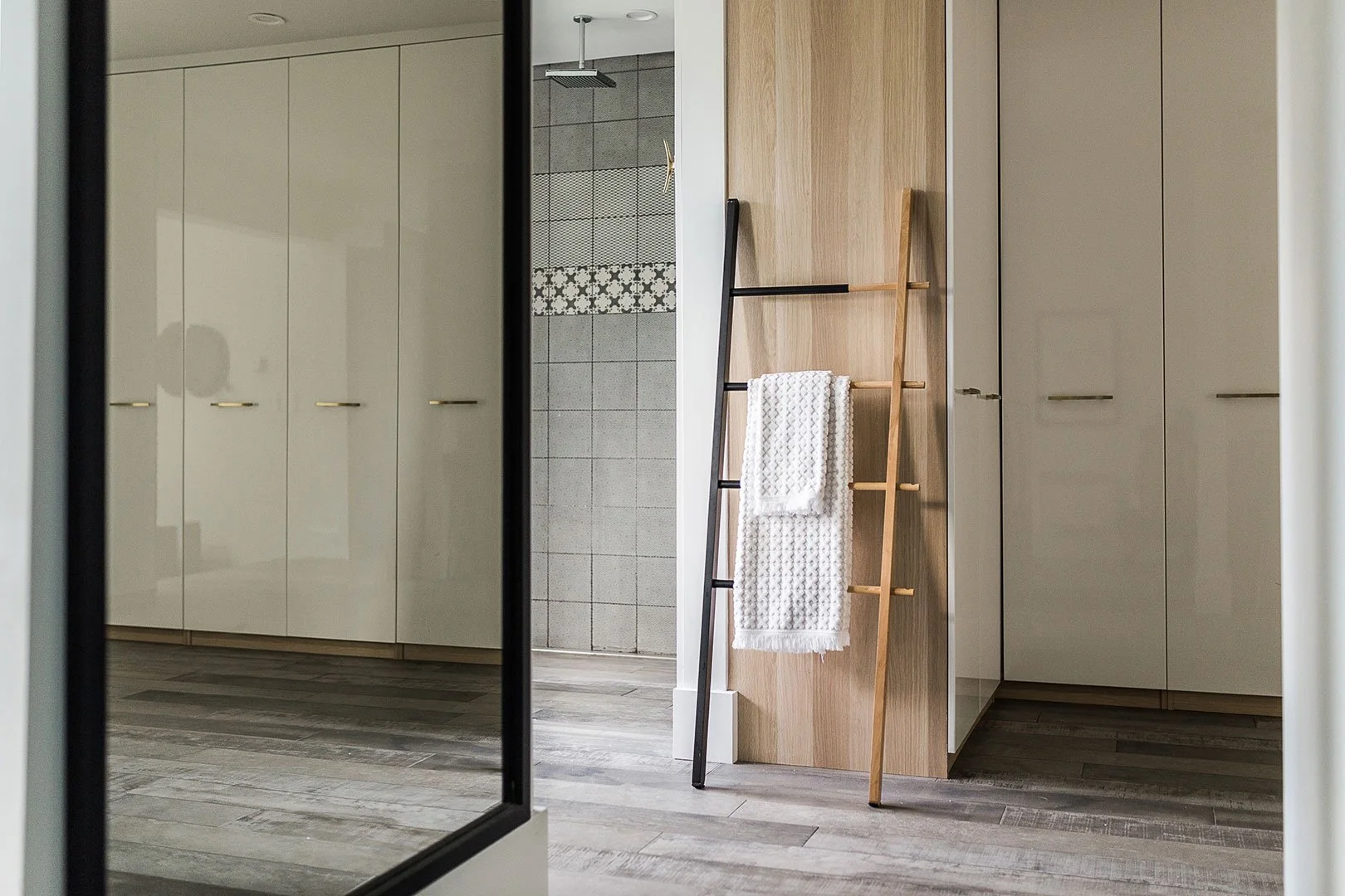 large-bathroom-with-modern-towel-ladder.jpg