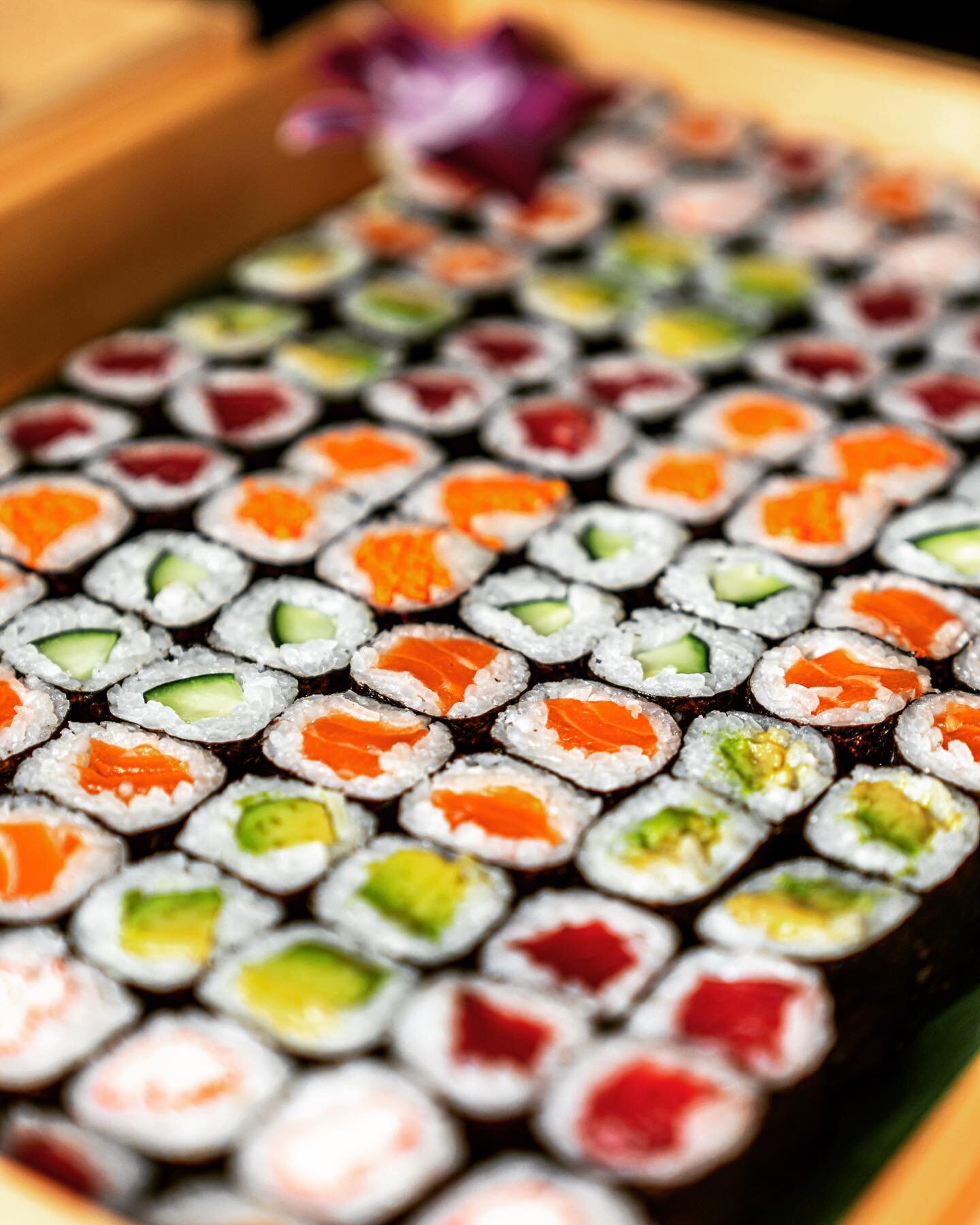 💙Happy Monday!!💜
Check out our beautifully arranged Maki sushi rolls also known as Hosomaki.😋 #maki #sushi #hosomaki #thin #rolls #salmon #tuna #cucumber #avocado #fillings #appetizers #sushilovers #sushichef #sushicatering