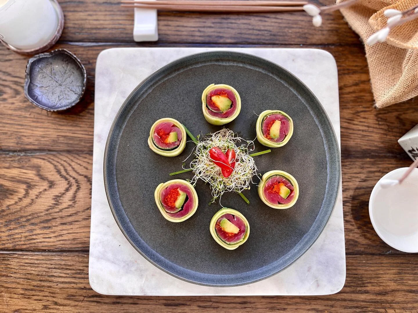 Tuna and Avocado Naruto Roll wrapped in thin slices of cucumber YUM!!~~🤤 #naruto #sushirolls🍣 #lowcarb #noricesushi #ketorecipes #healthyfood #sushilovers #sushichef #foodielife #foodstagram #foodstyling #foodphotography