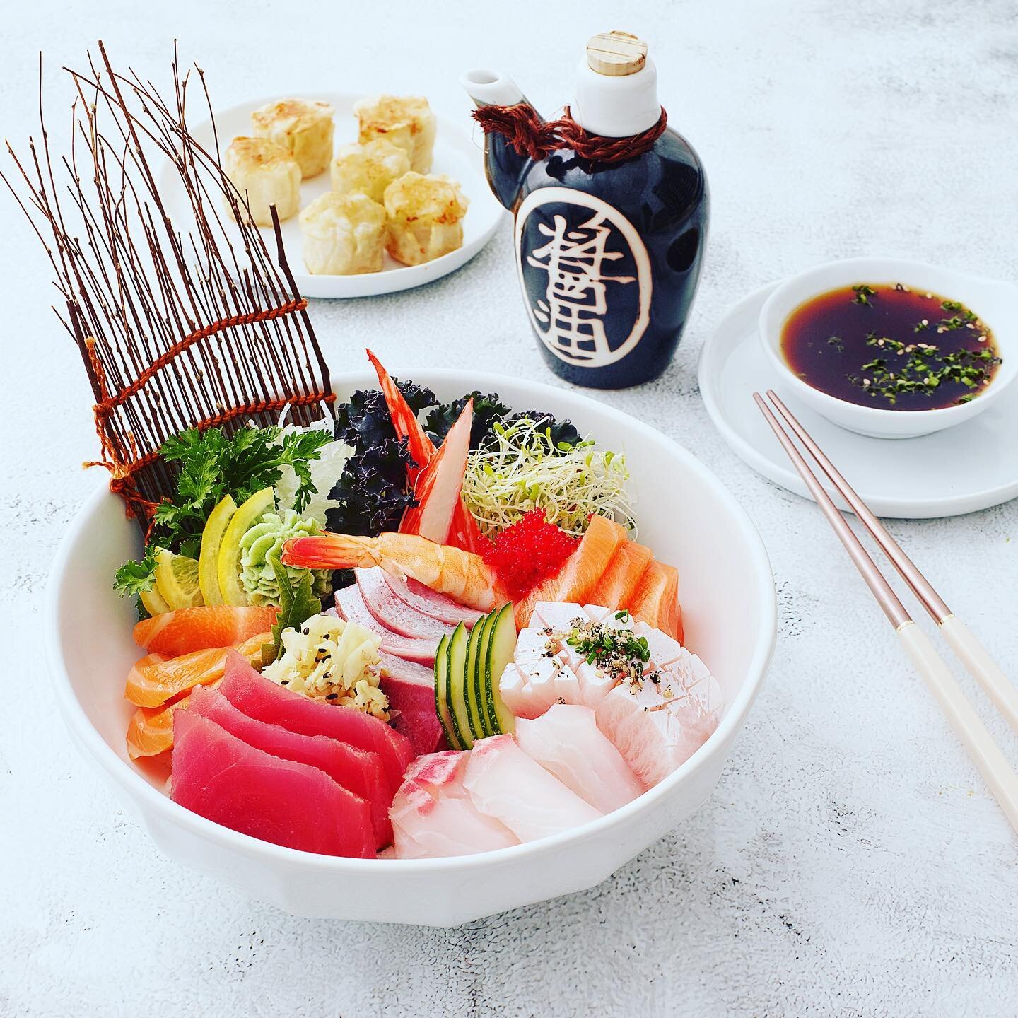 🍣Chirashi Bowl🍚(rice mixed with fish and veggies)  #sashimi #tuna #salmon #shrimp #fluke #chirashi #bowl #assorted #sushi #catering #sushilovers #sushichef #nyc #nj #cheflife #foodphotography #foodstagram #foodlovers