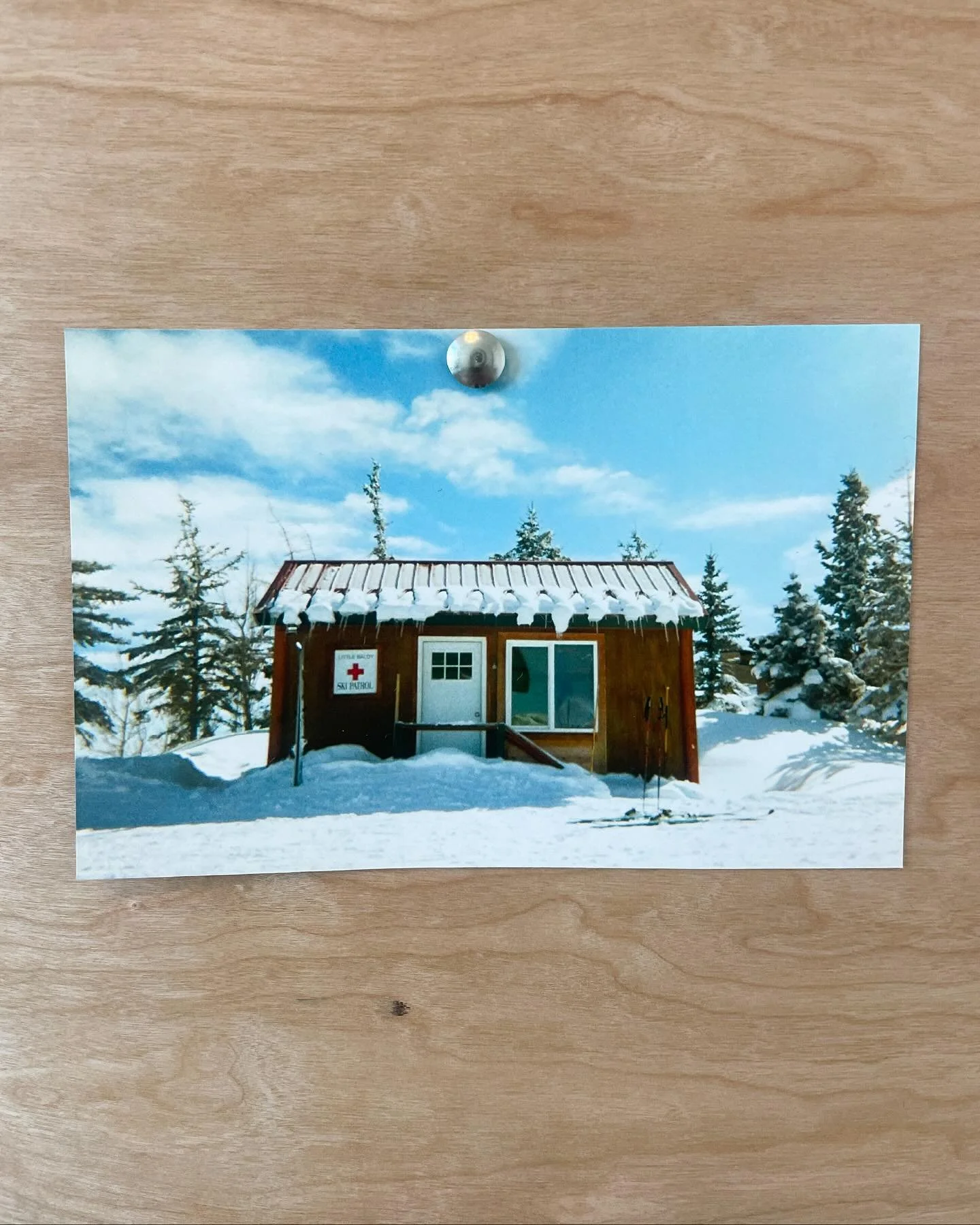 putting a pin in another ski season 📌 nothing quite tickles my brain like a pop of red on a snowy mountain