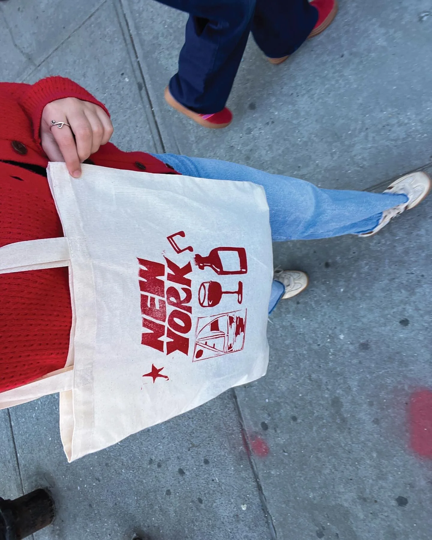 @maxinedh is getting chucked (@charlieblasbergmusic)! 

@ceciliadh and I made these fun totes using hand-carved linocut block prints to hold bachelorette goodies ❤️ 

💁🏼&zwj;♀️ avail for all your stamping and matchbox needs